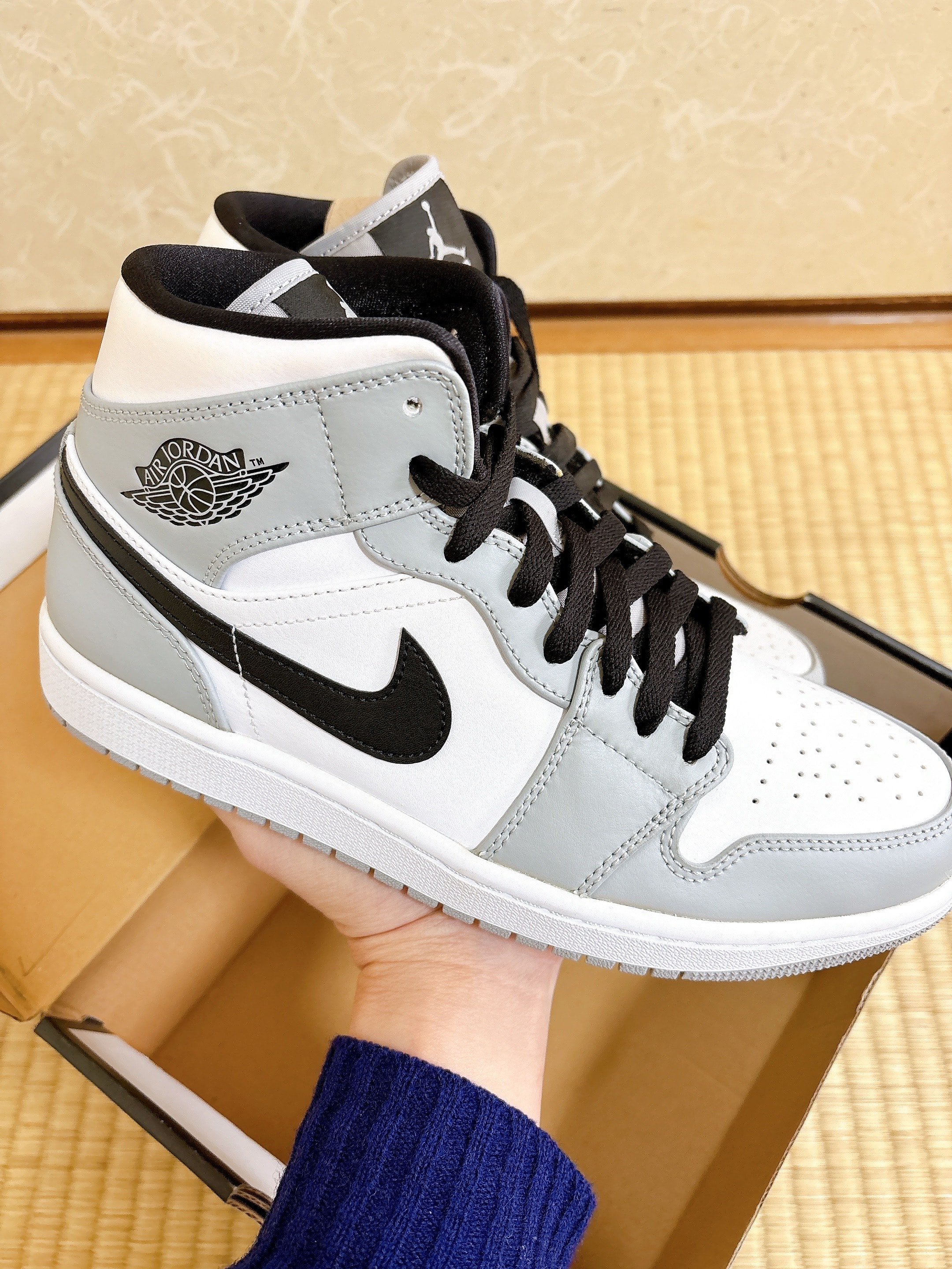 ナイキ エアジョーダン1 ミッド "ライトスモークグレー/ホワイト/ブラック"
