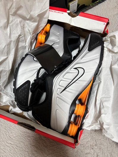 Nike Shox R4 "Black/Bright Mandarin"