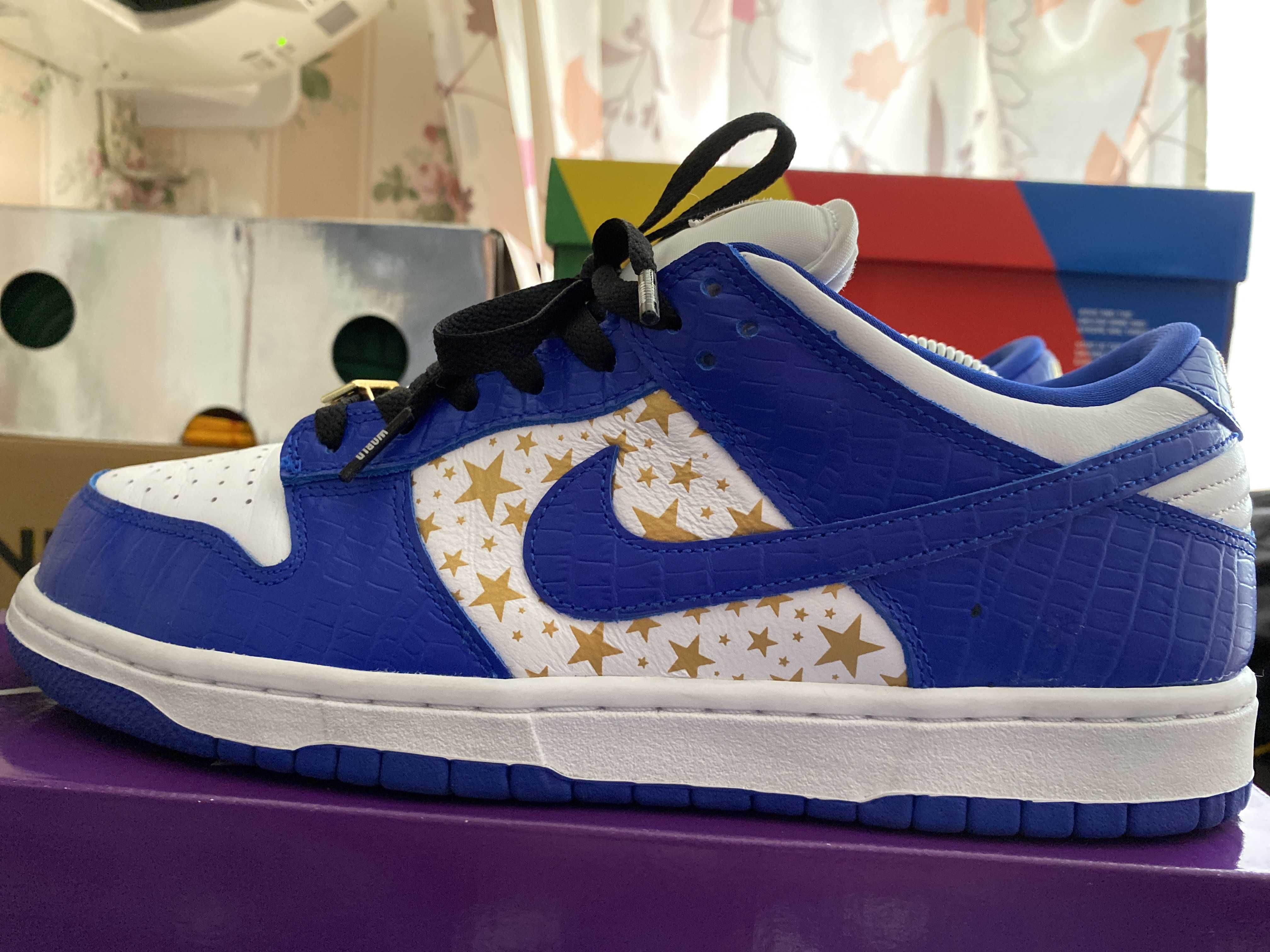 Supreme × Nike SB Dunk Low OG QS Gold Stars "White/Hyper Blue"