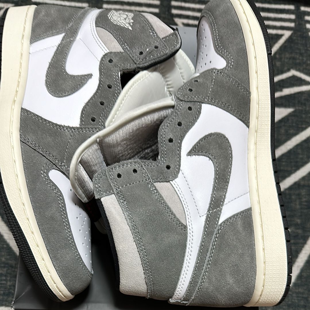 Nike Air Jordan 1 Retro High OG "Black and Smoke Grey"