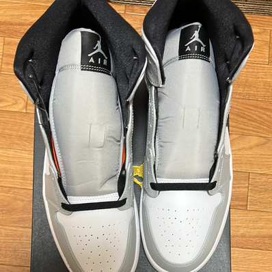 Nike Air Jordan 1 Mid "Light Smoke Grey/White/Black"