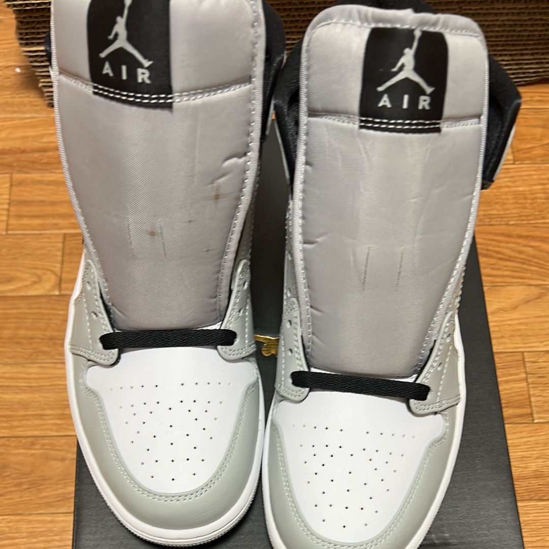ナイキ エアジョーダン1 ミッド "ライトスモークグレー/ホワイト/ブラック"
