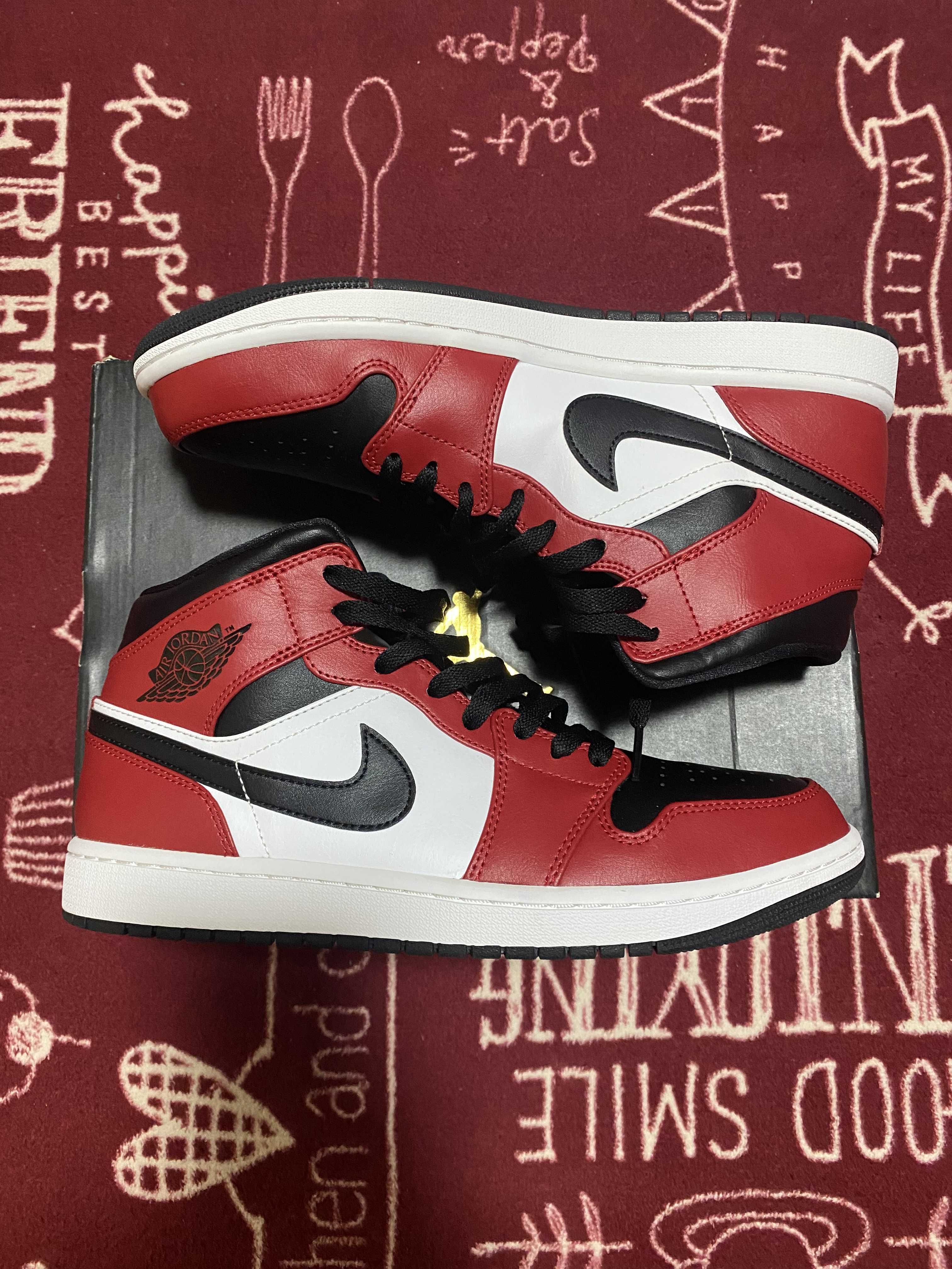 Nike Air Jordan 1 Mid "Chicago Black Toe"