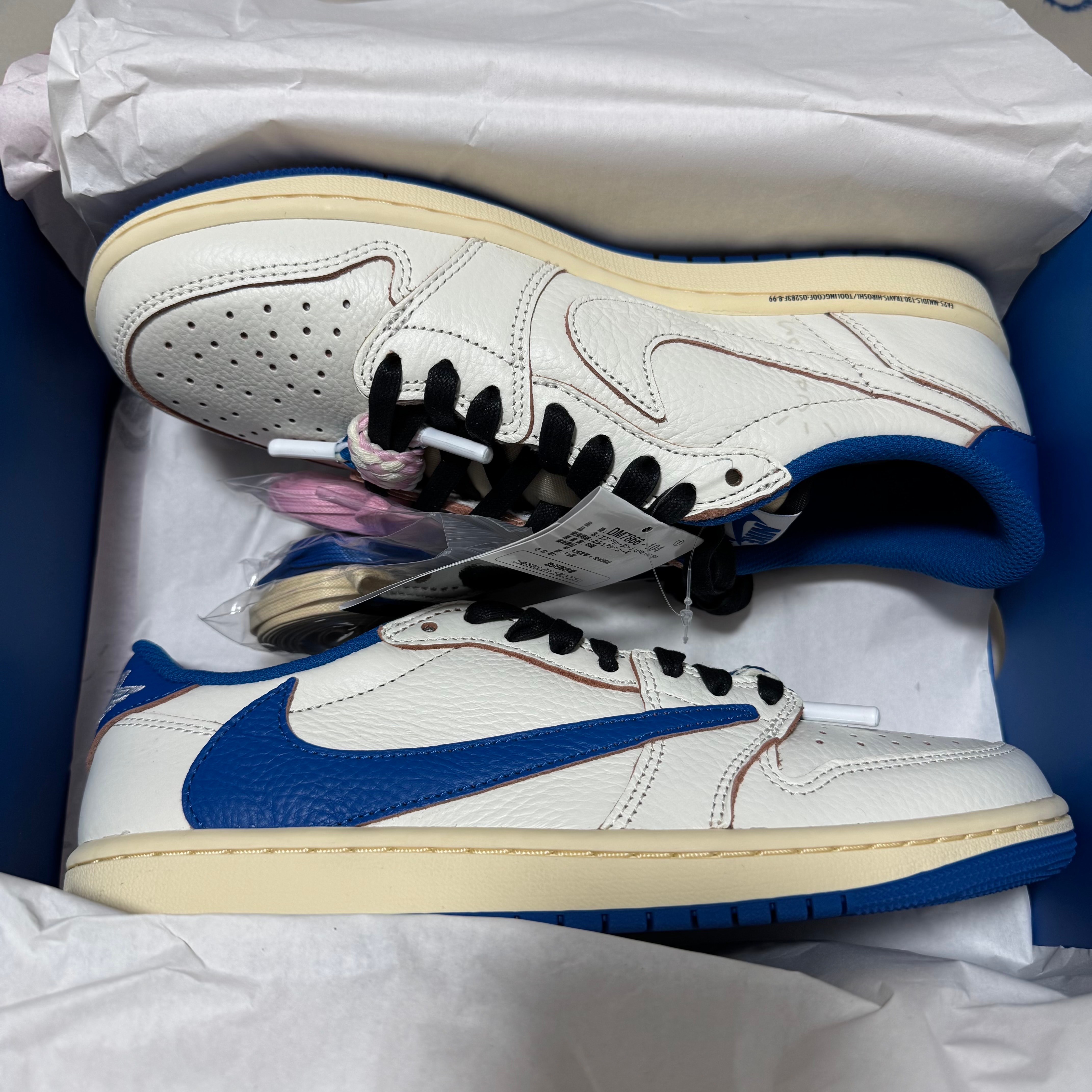 トラヴィススコット × フラグメントデザイン × ナイキ エアジョーダン1 ロー OG "セイル/ミリタリーブルー"