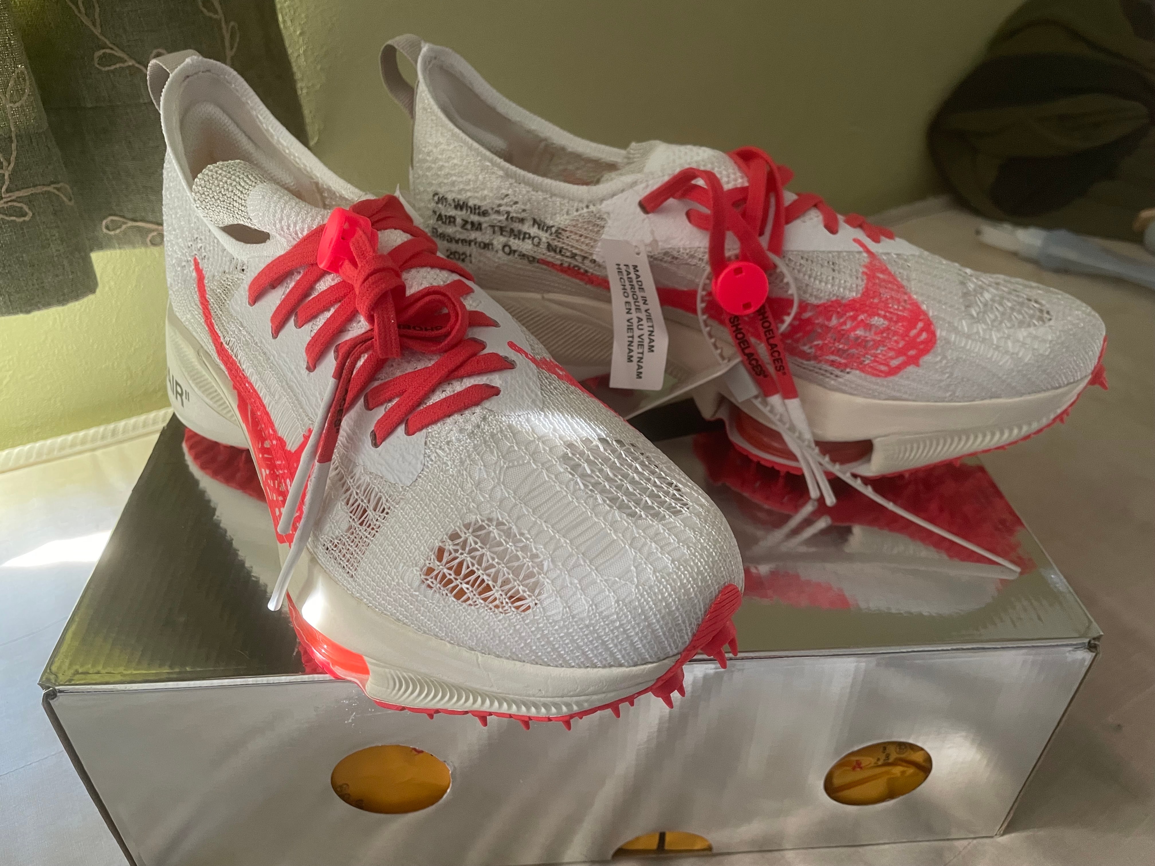 オフホワイト × ナイキ エアズーム テンポ ネクスト％ フライニット "ソーラーレッド"