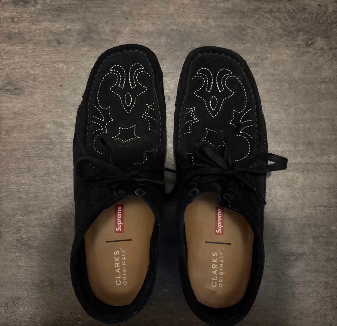 シュプリーム × クラークス ワラビー "ブラック"