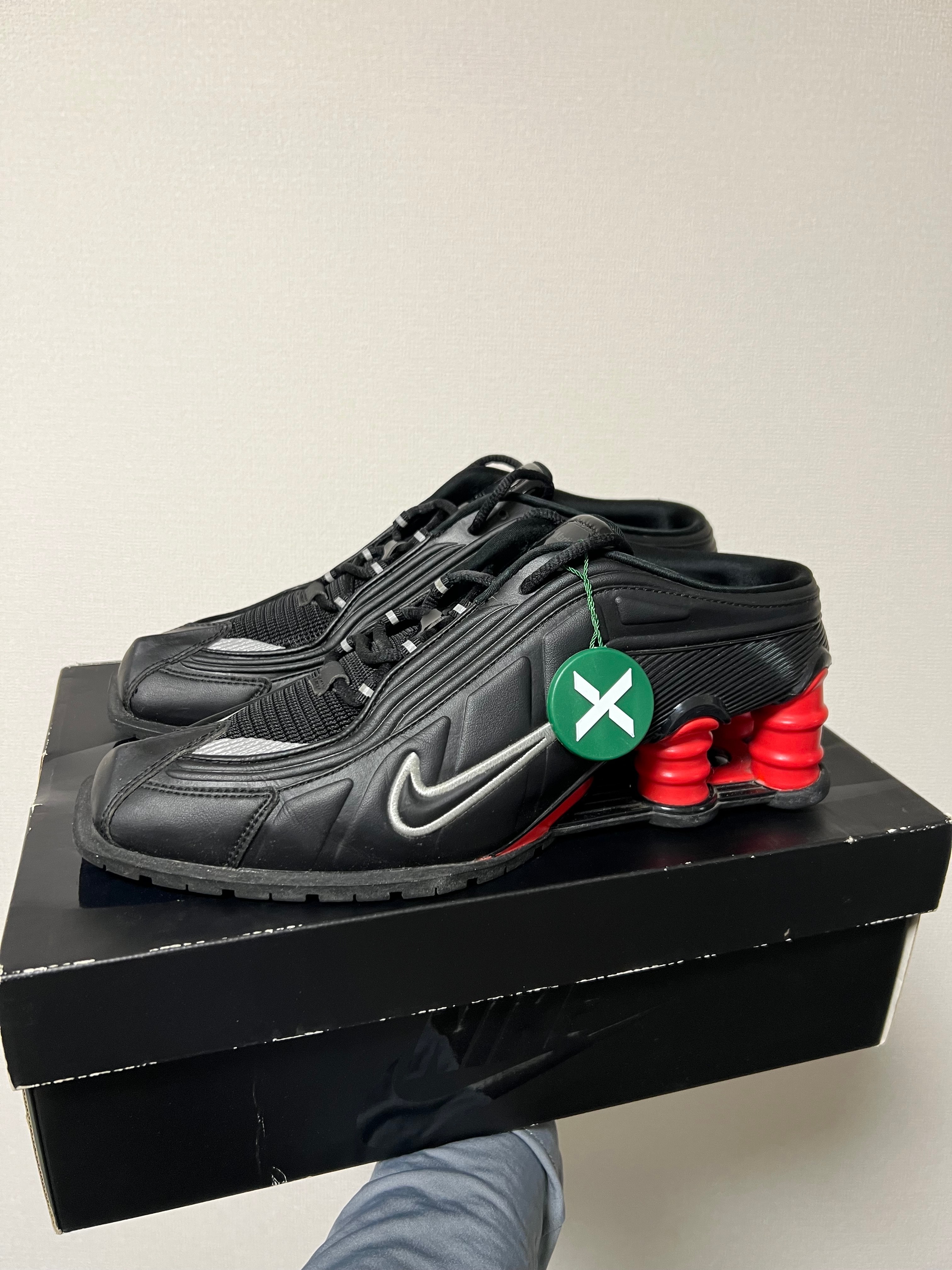 マーティンローズ × ナイキ ウィメンズ ショックス MR4 "ブラック/メタリックシルバー コメットレッド"