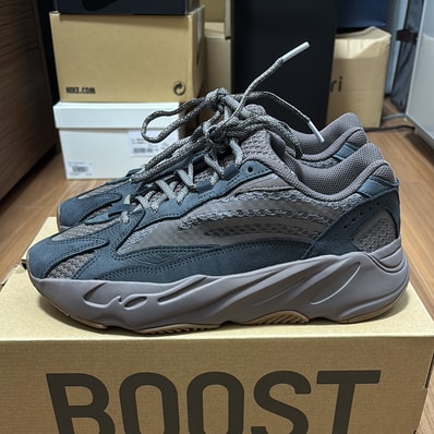 adidas YEEZY Boost 700V2 "Mauve"