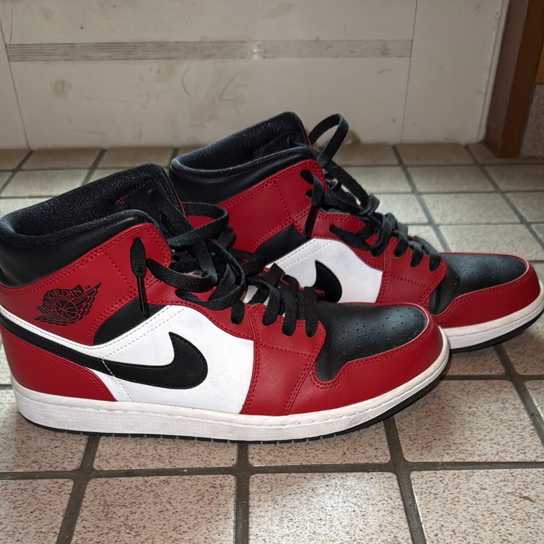 Nike Air Jordan 1 Mid "Chicago Black Toe"