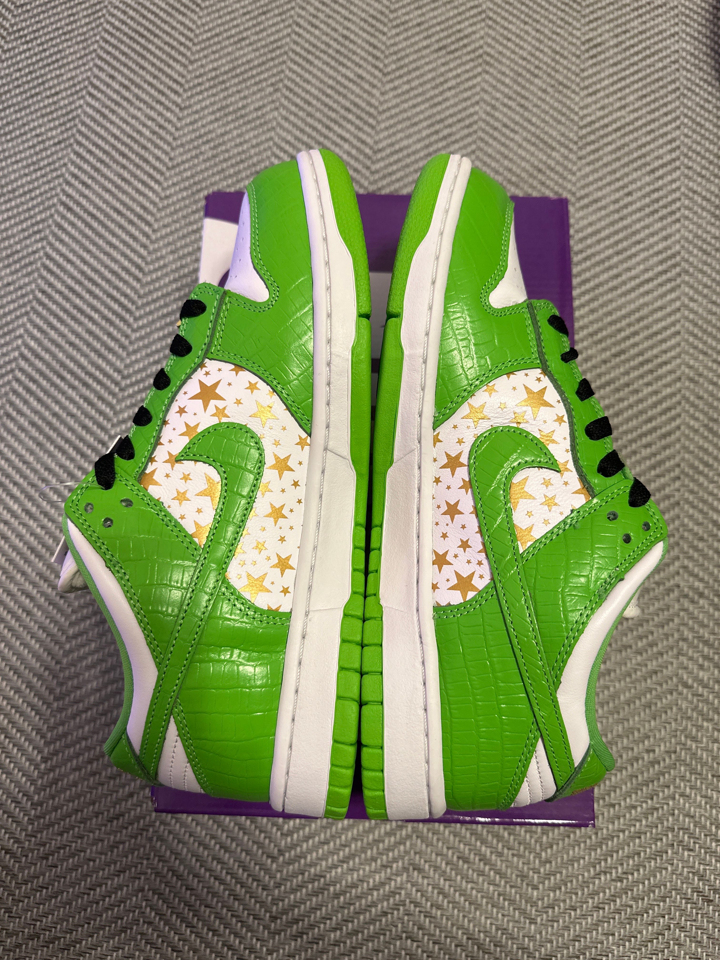 Supreme × Nike SB Dunk Low OG QS Gold Stars "White/Mean Green"