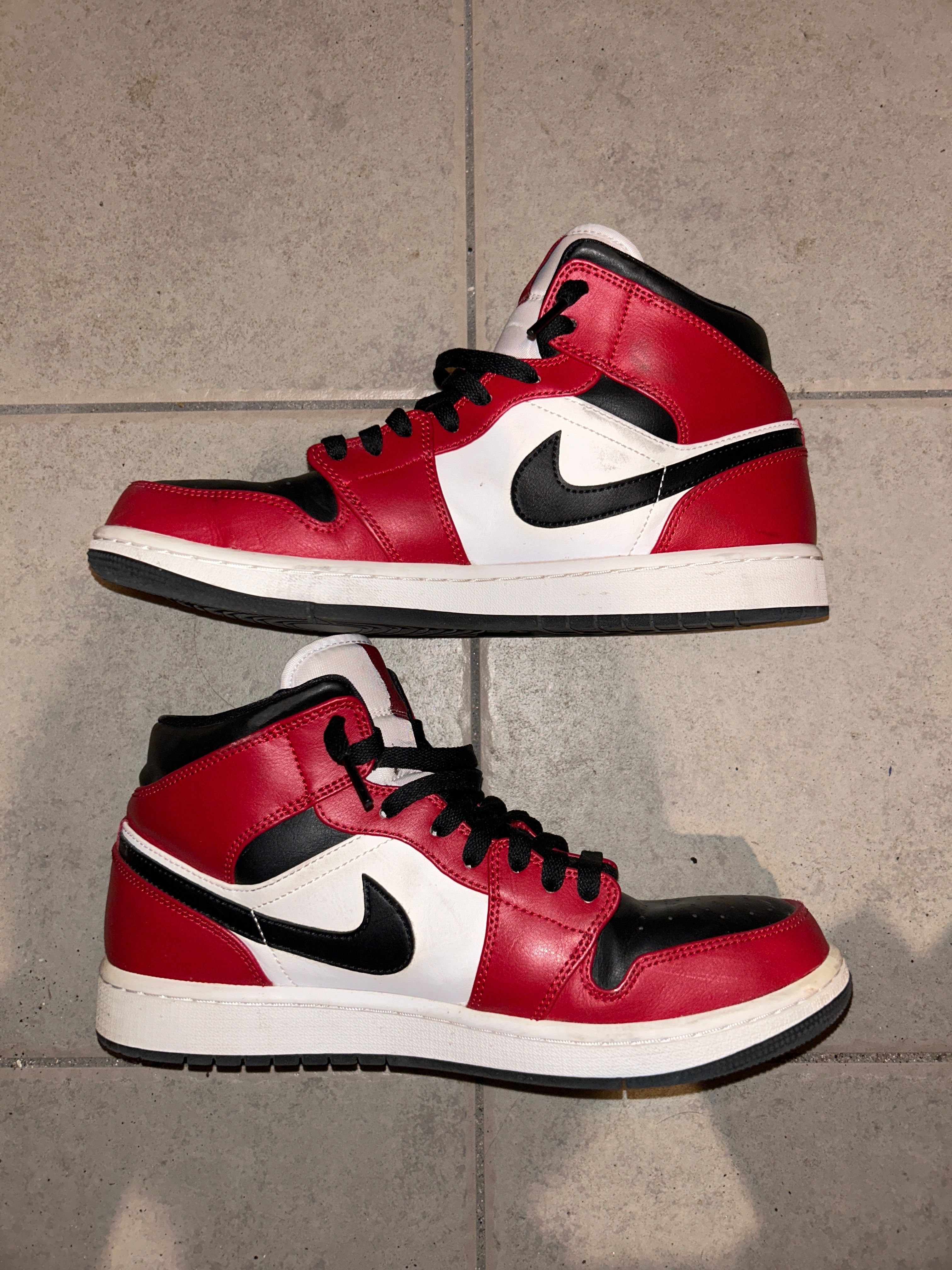 Nike Air Jordan 1 Mid "Chicago Black Toe"