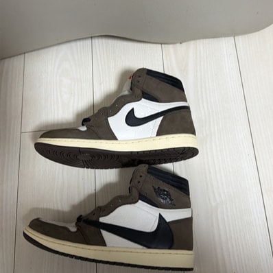 Travis Scott × Nike Air Jordan 1 Retro High OG TS SP "Sail/Dark Mocha"