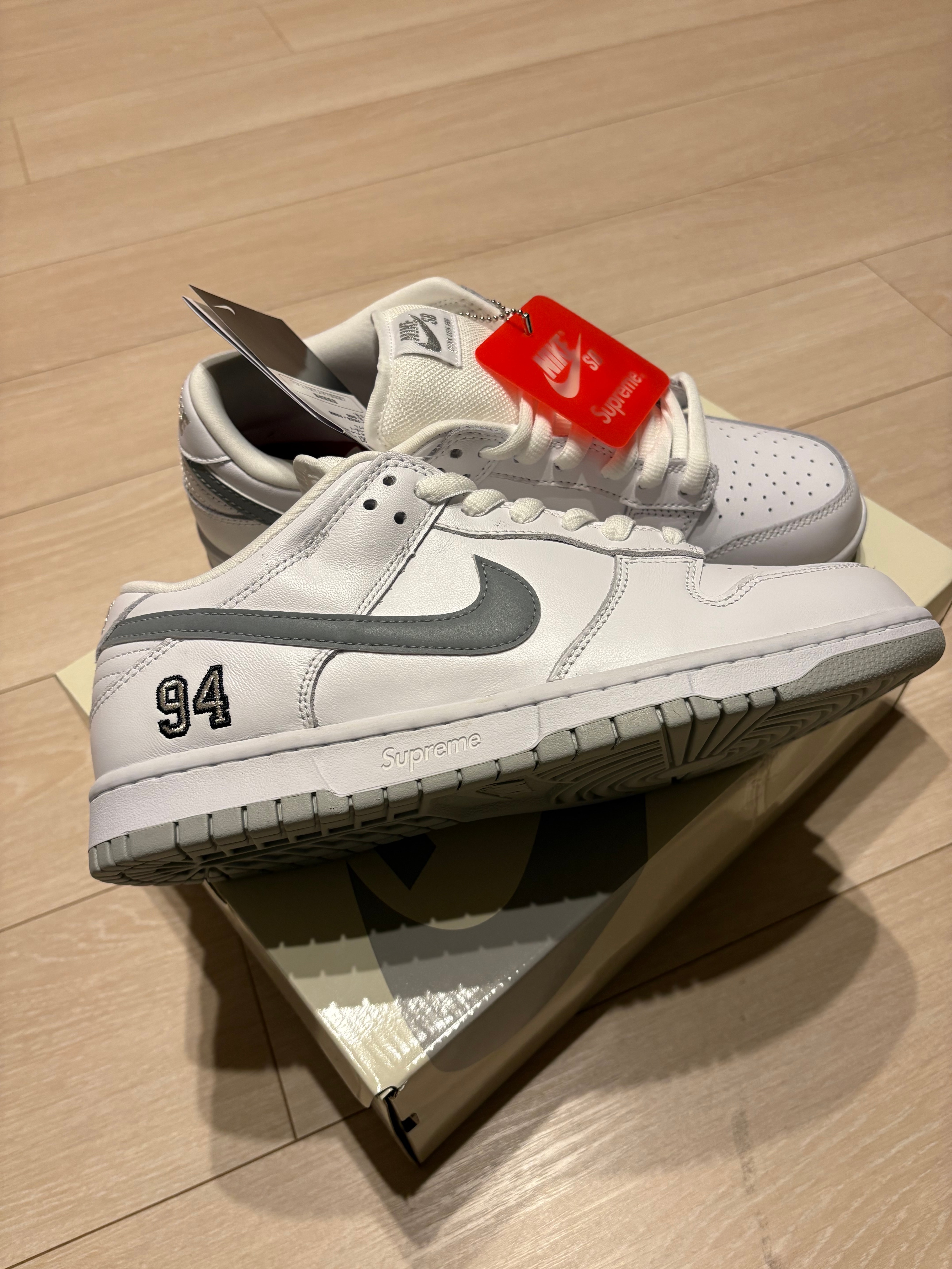 Supreme × Nike SB Dunk Low "White/Metallic Silver" (25FW Week2)