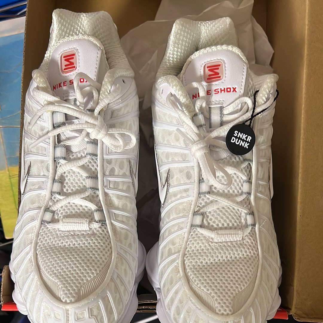 ナイキ ウィメンズ ショックス TL "ホワイト アンド マックスオレンジ"