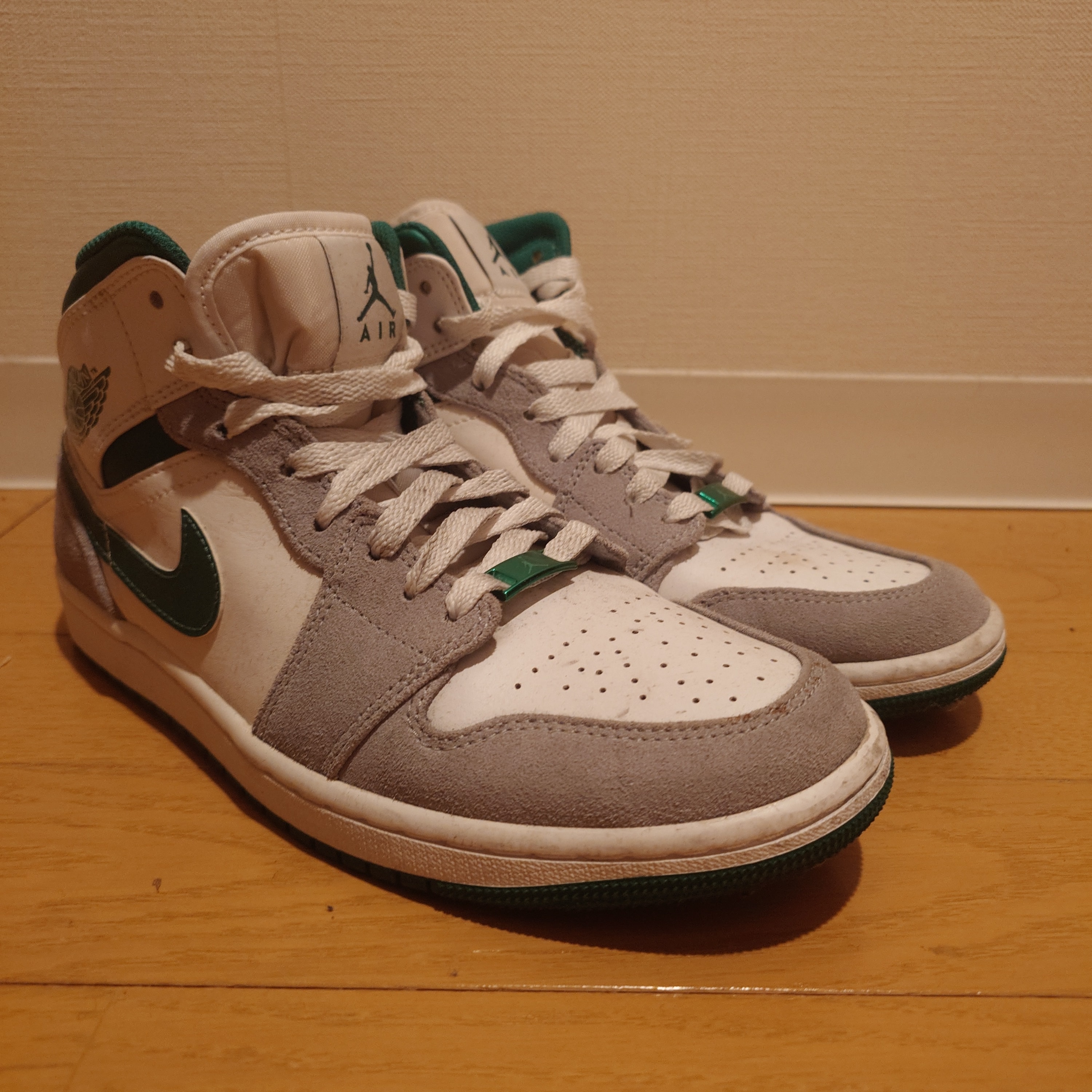 Nike GS Air Jordan 1 Mid SE "White/Pine Green/Smoke Grey"