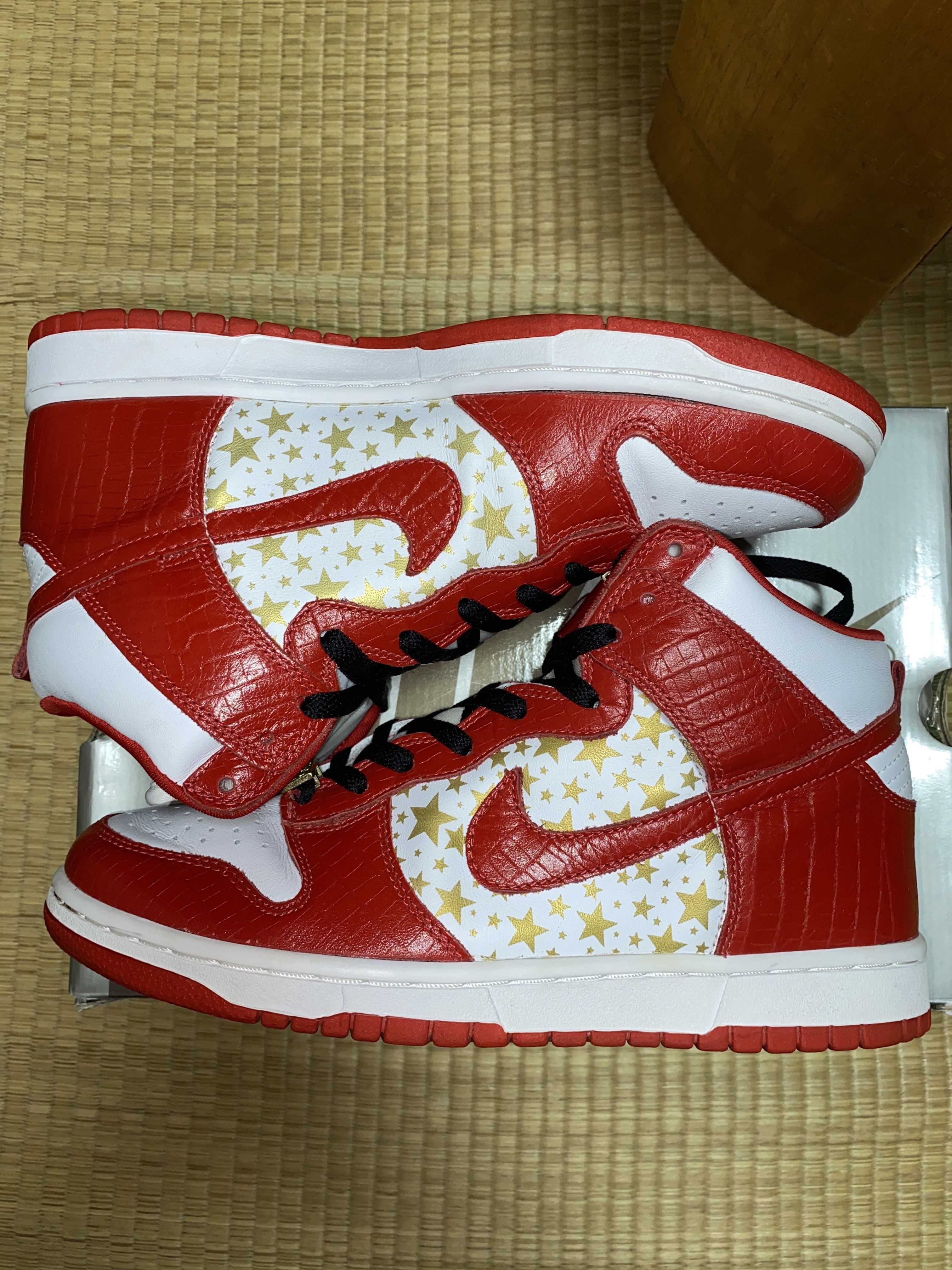 Supreme × Nike SB Dunk High "Red Stars"
