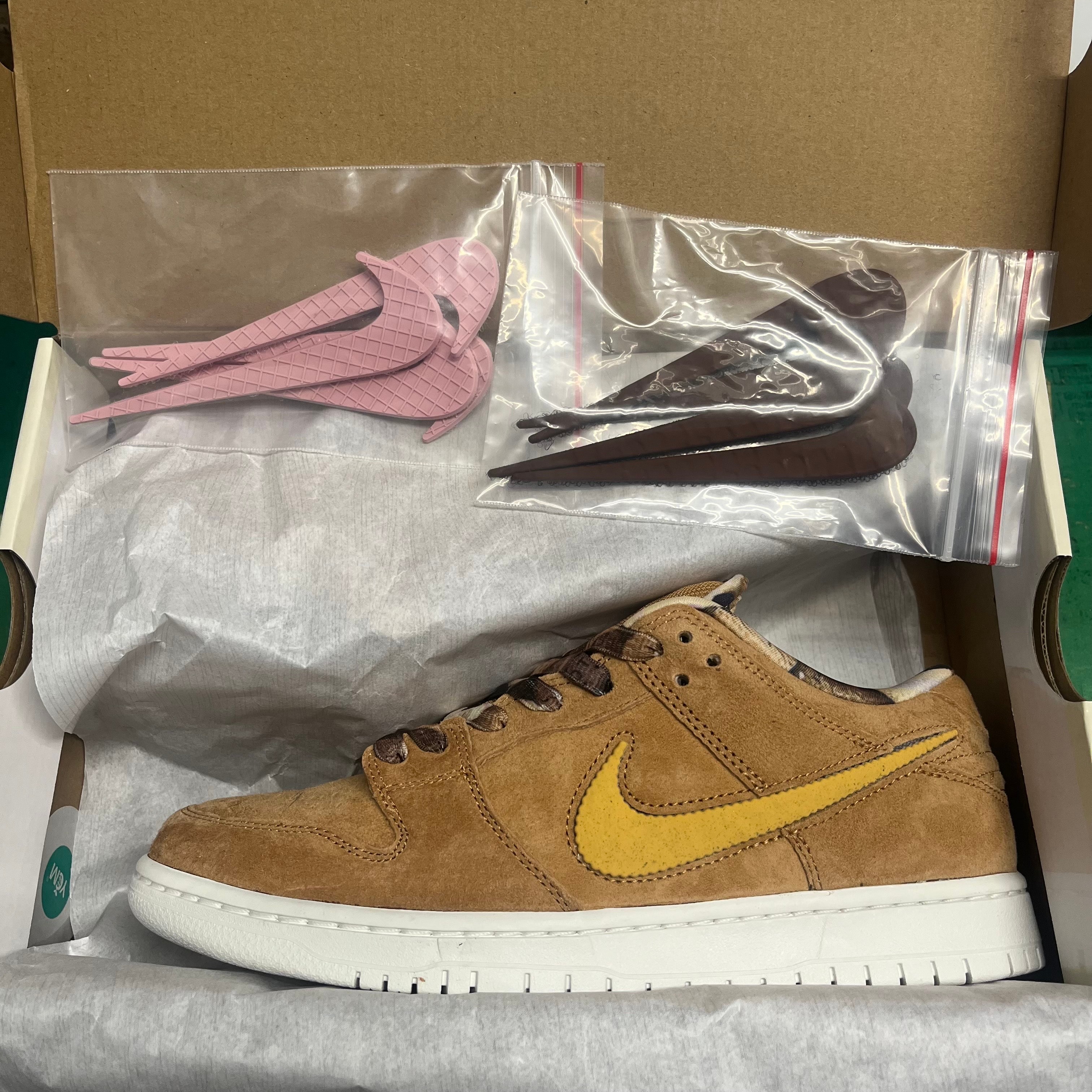 NOTE Manchester × Nike SB Dunk Low "Flax"