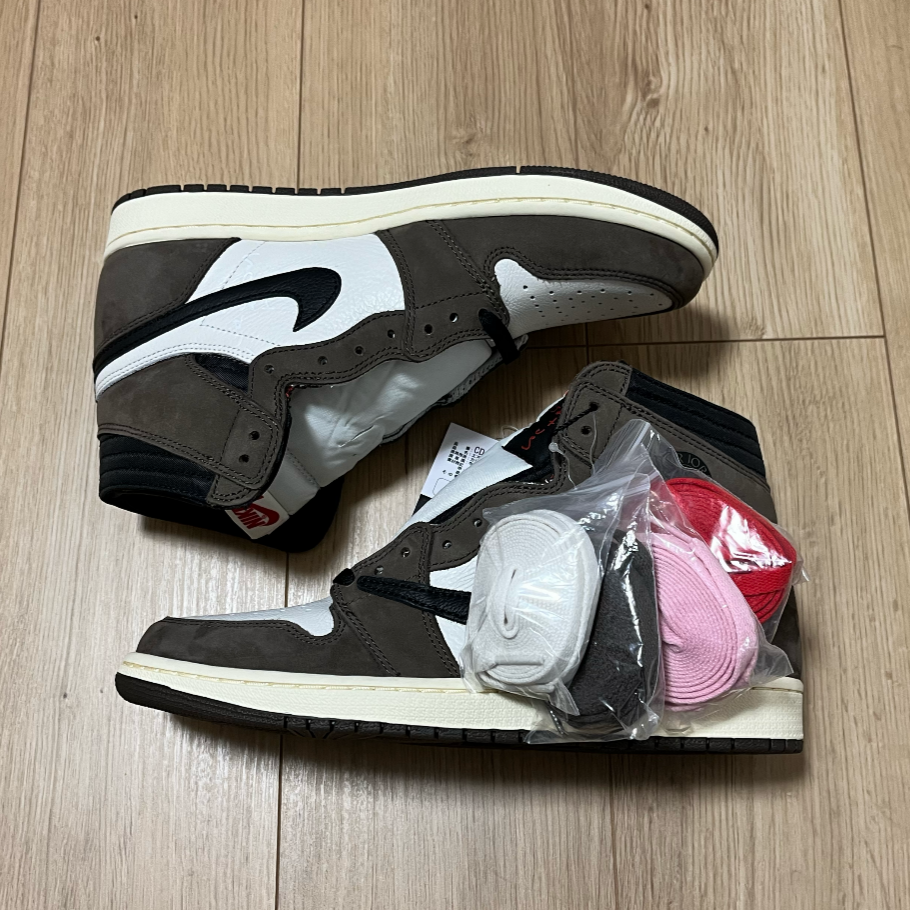 Travis Scott × Nike Air Jordan 1 Retro High OG TS SP "Sail/Dark Mocha"