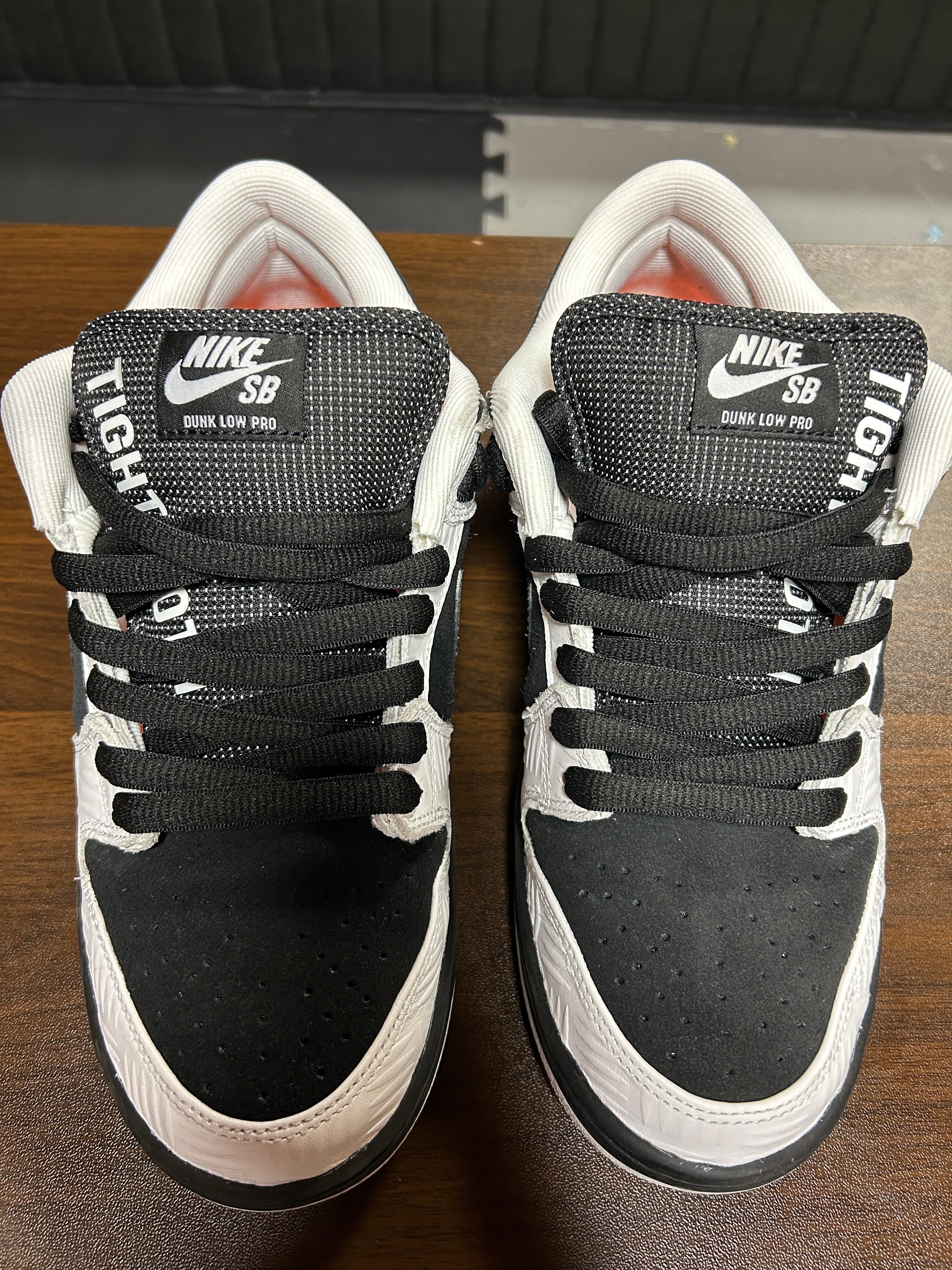 タイトブース × ナイキ SB ダンク ロー プロ QS "ブラック アンド ホワイト"
