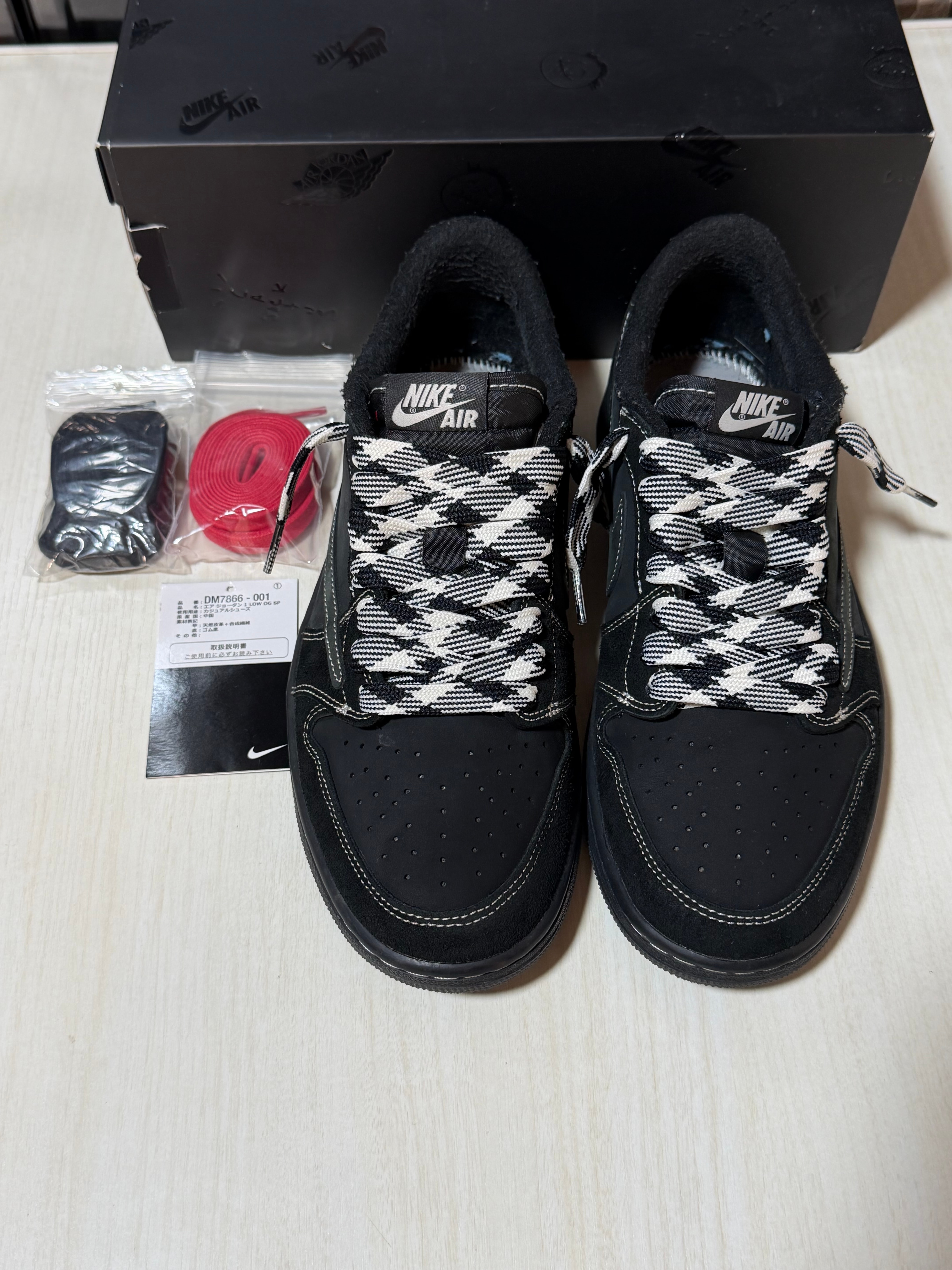 トラヴィススコット × ナイキ エアジョーダン1 ロー OG SP "ブラック ファントム"