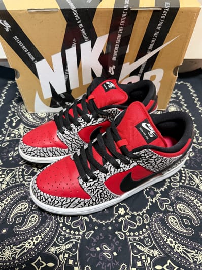 Supreme × Nike SB Dunk Low "Red Cement"(2012)