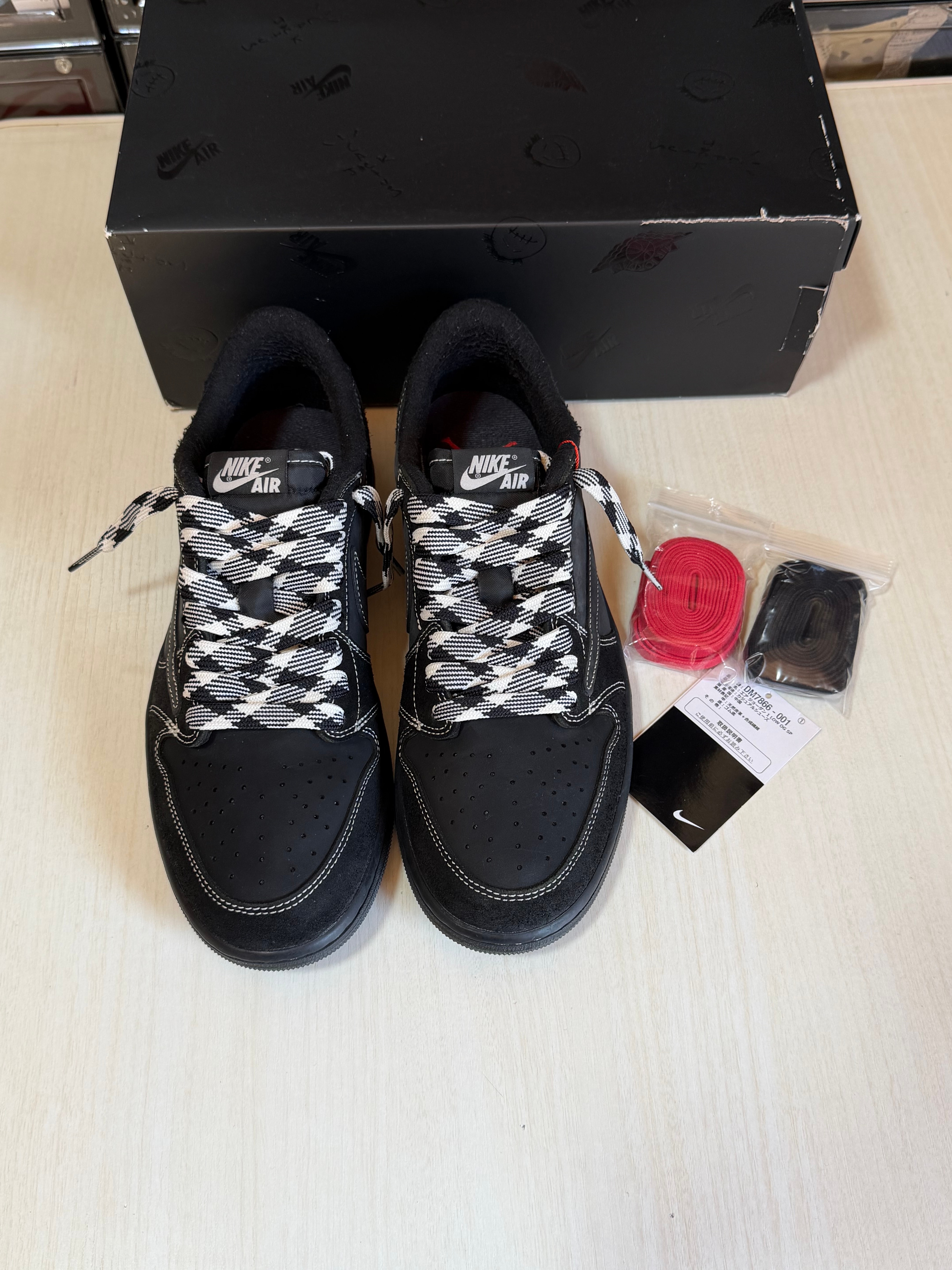 トラヴィススコット × ナイキ エアジョーダン1 ロー OG SP "ブラック ファントム"