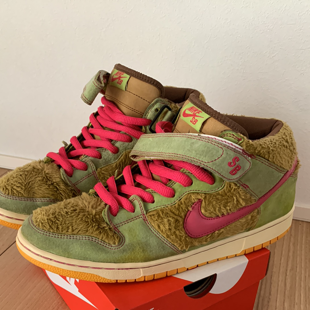 ナイキ ダンク SB ミッド "ママ ベア"