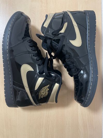 Nike Air Jordan 1 High OG "Black-Metalic Gold"
