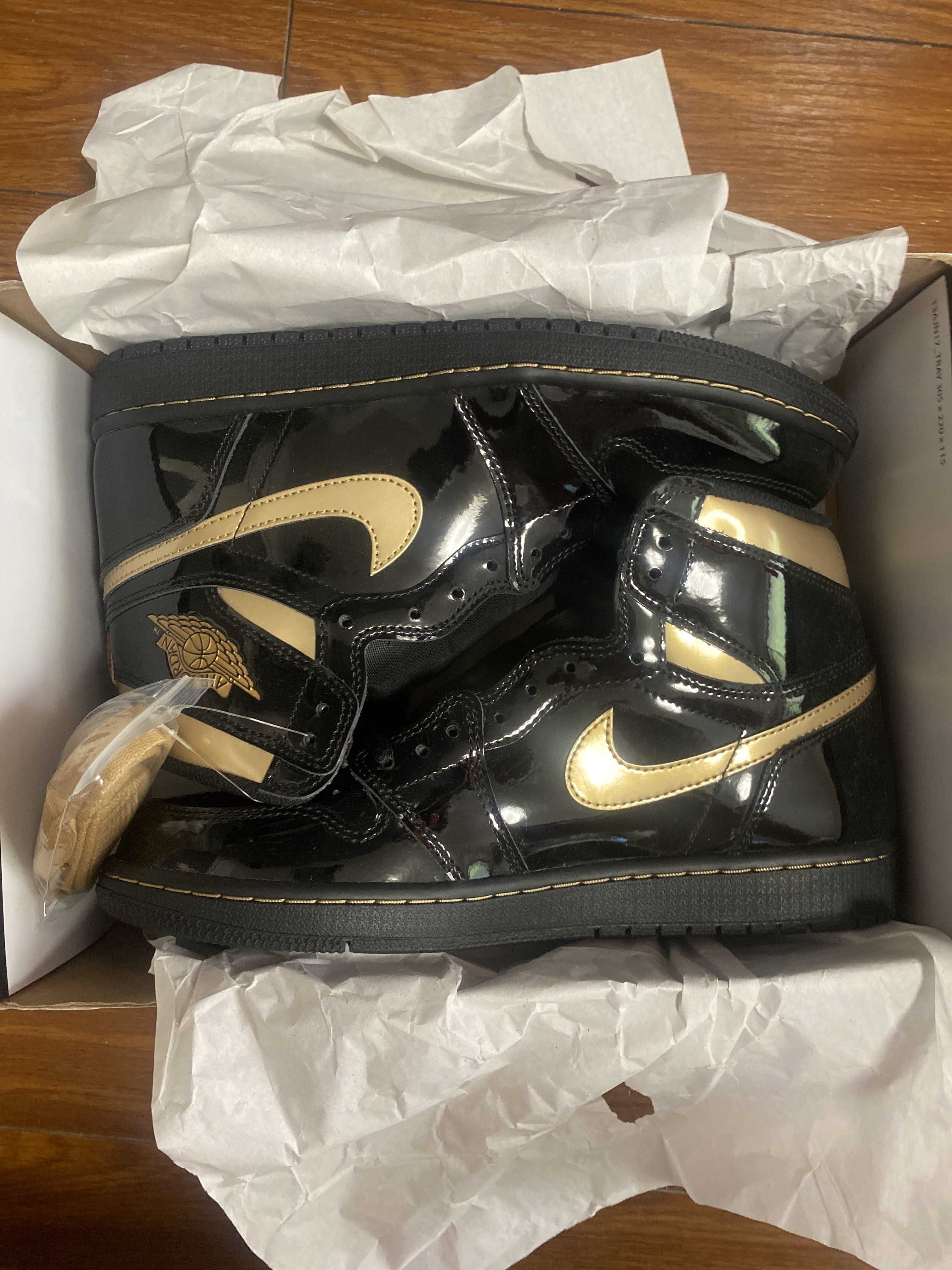 Nike Air Jordan 1 High OG "Black-Metalic Gold"