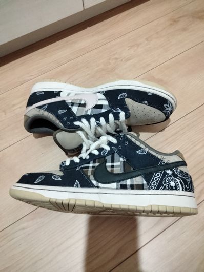 Travis Scott × Nike SB Dunk Low "Black/Parachute Beige"