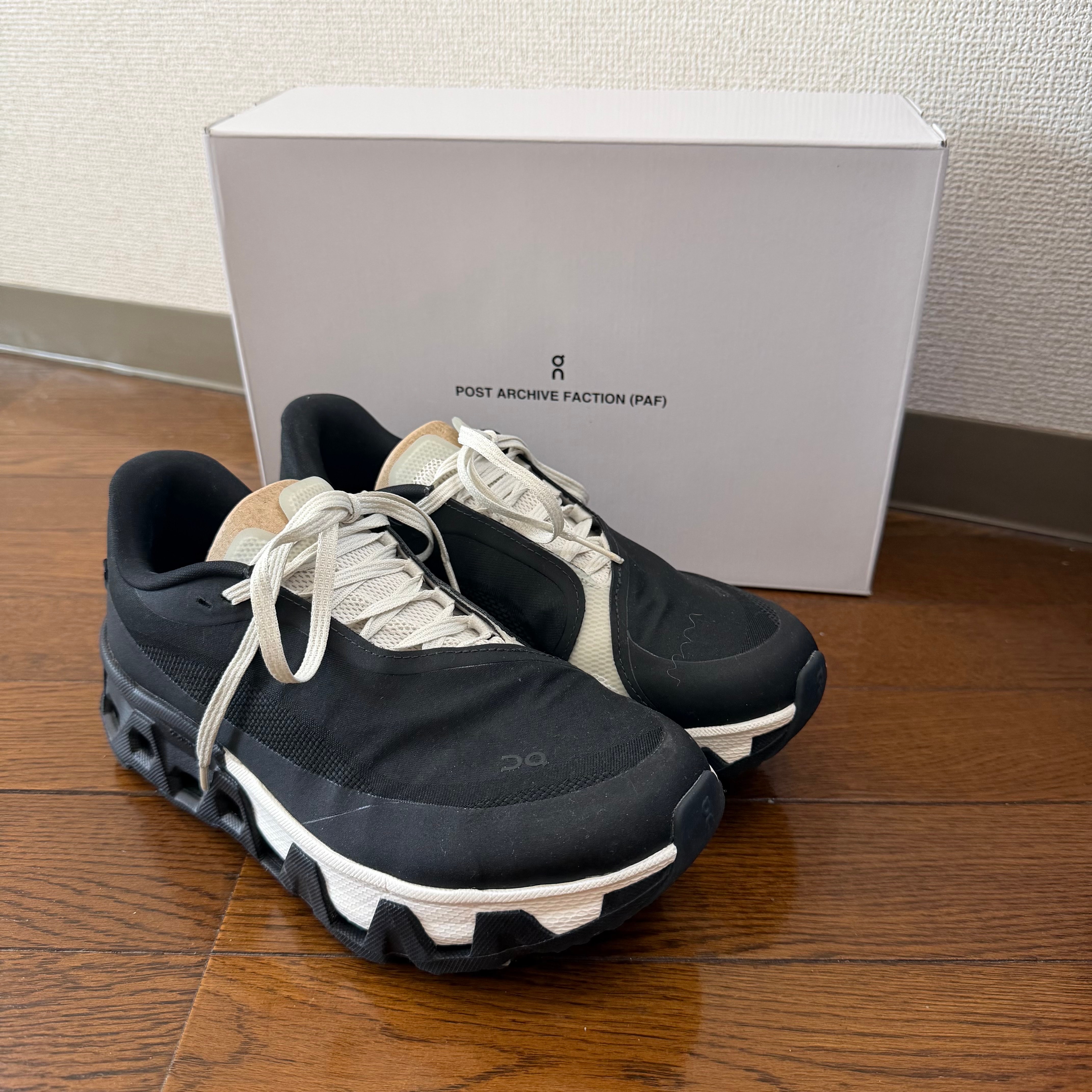 ポストアーカイブファクション × オン クラウドモンスター ハイパー 