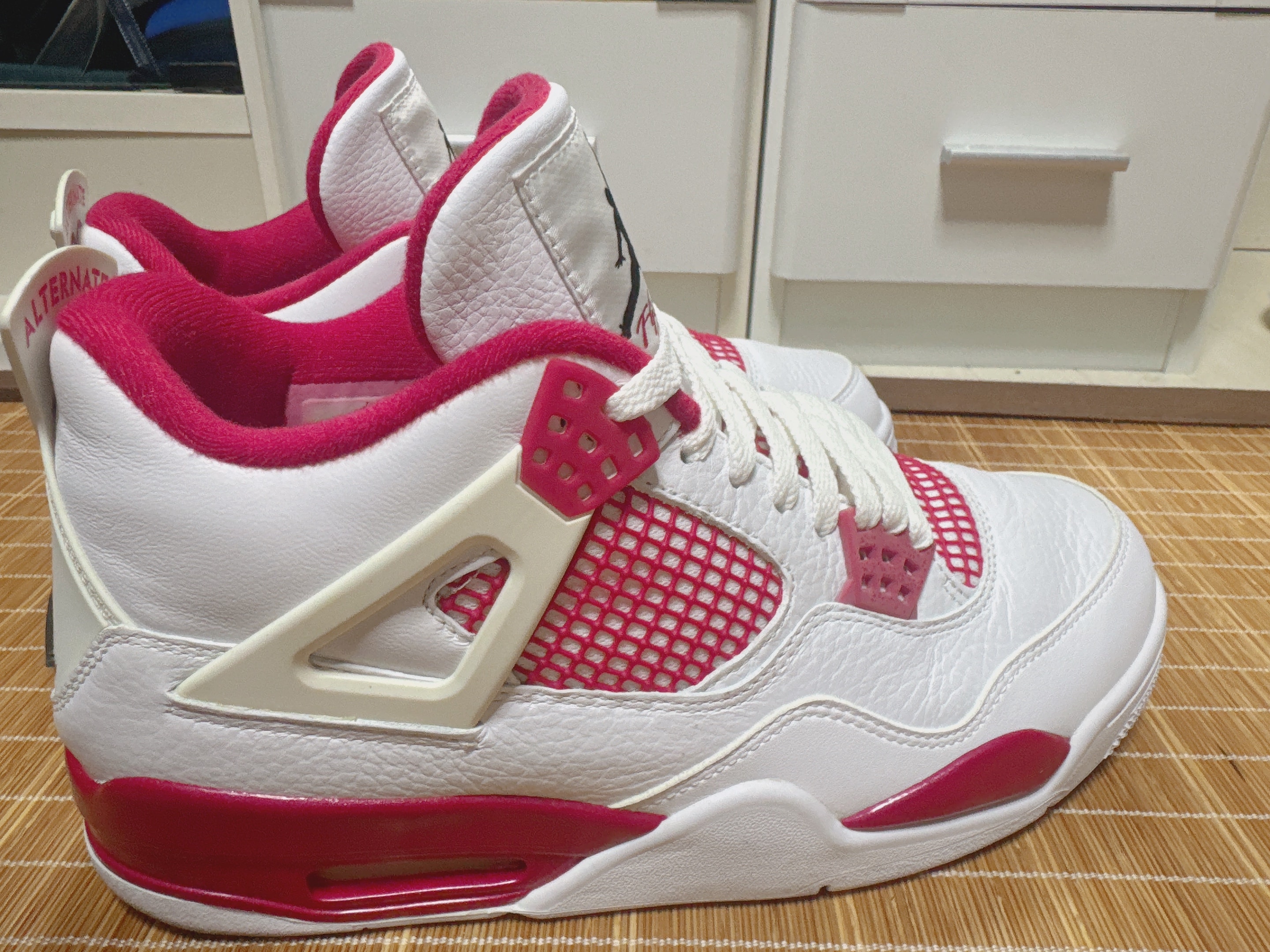 Nike Air Jordan 4 Retro 