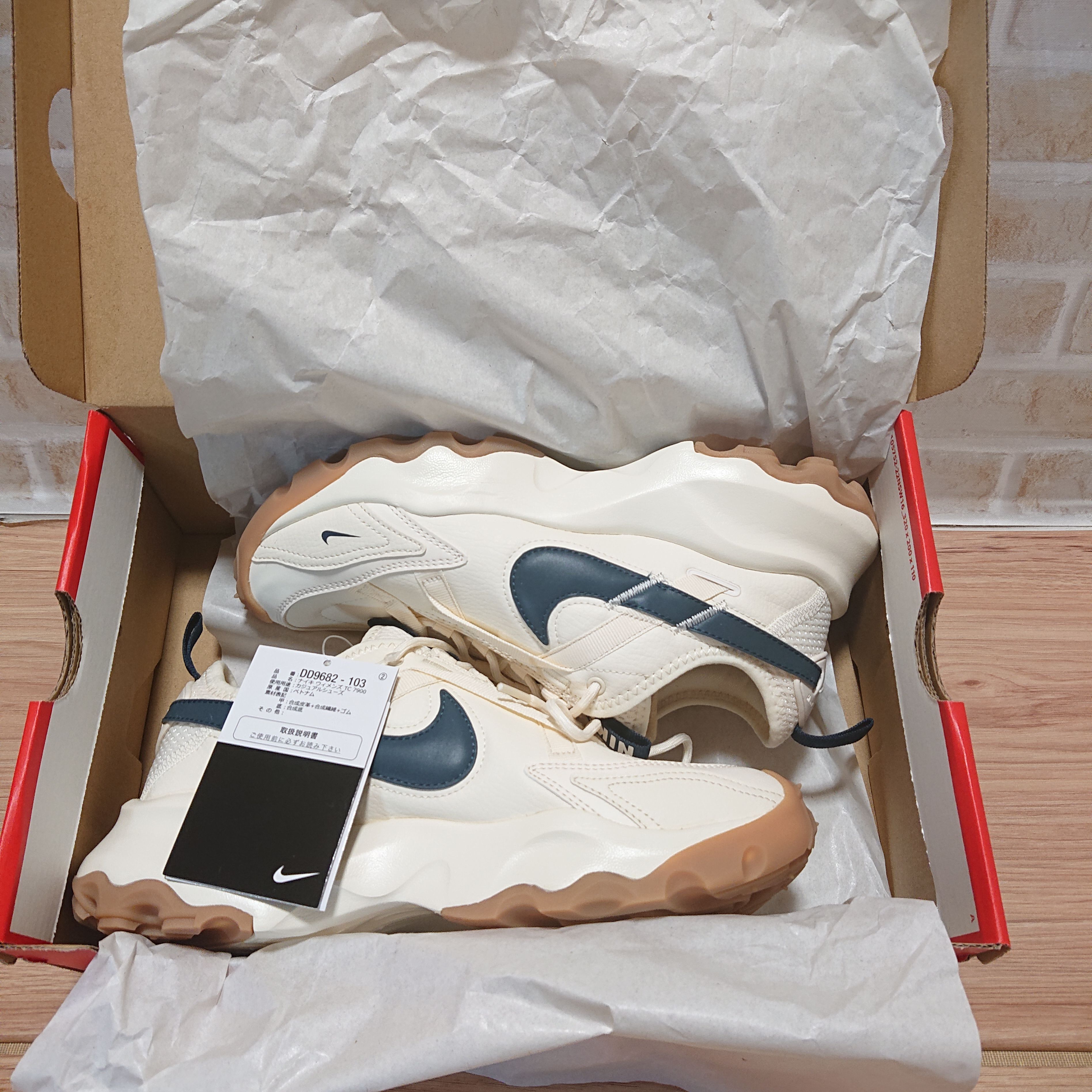 ナイキ ウィメンズ TC 7900 "ペールアイボリー/ガムライトブラウン/アーモリーネイビー"