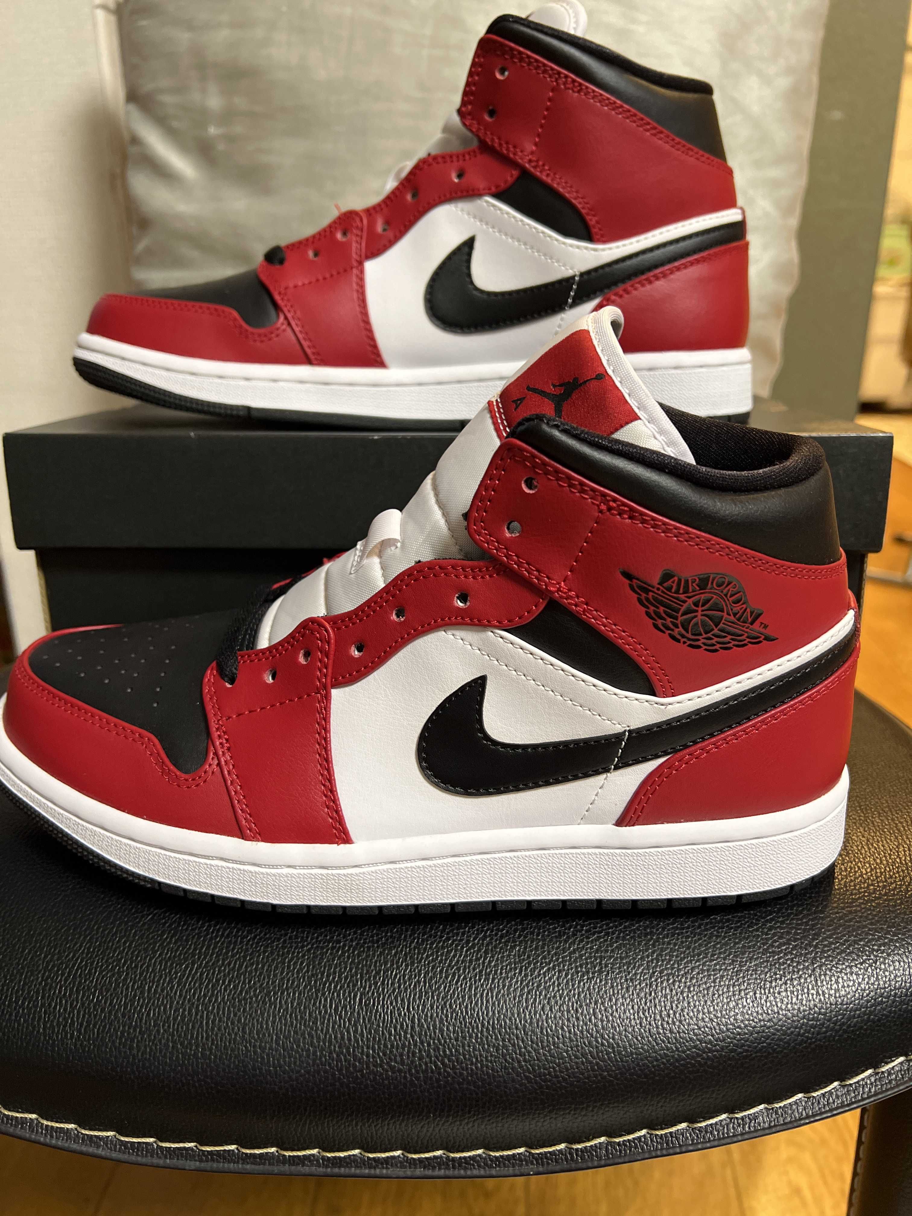 Nike Air Jordan 1 Mid "Chicago Black Toe"