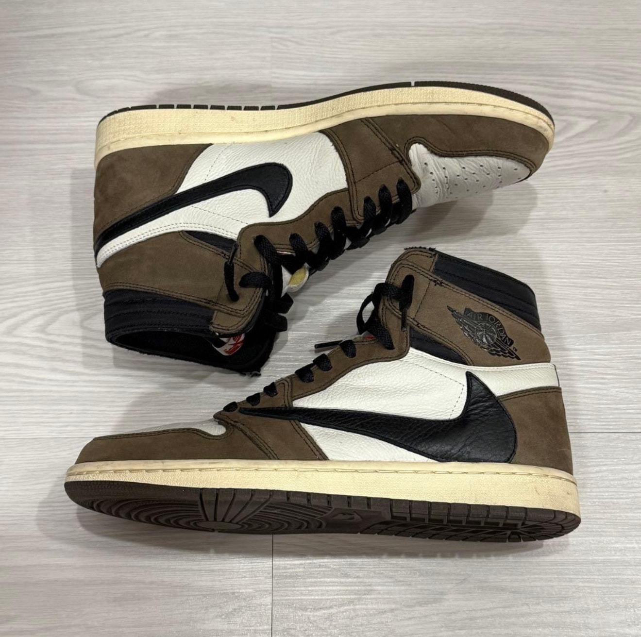 トラヴィススコット × ナイキ エアジョーダン1 レトロ ハイ OG TS SP "セイル/ダークモカ"
