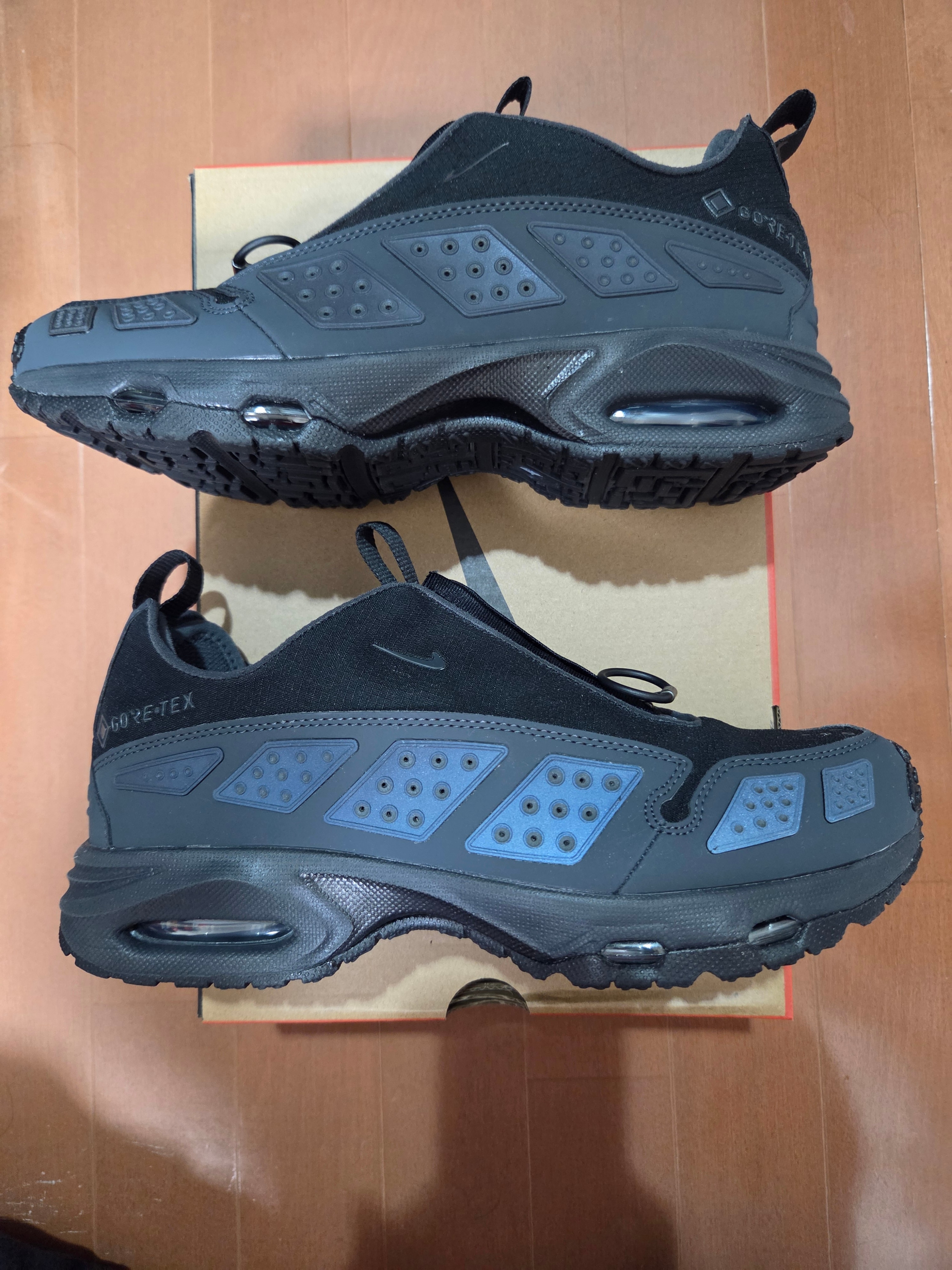 ナイキ ウィメンズ エアマックスサンダー ゴアテックス "ブラック アンド ダークスモークグレー"