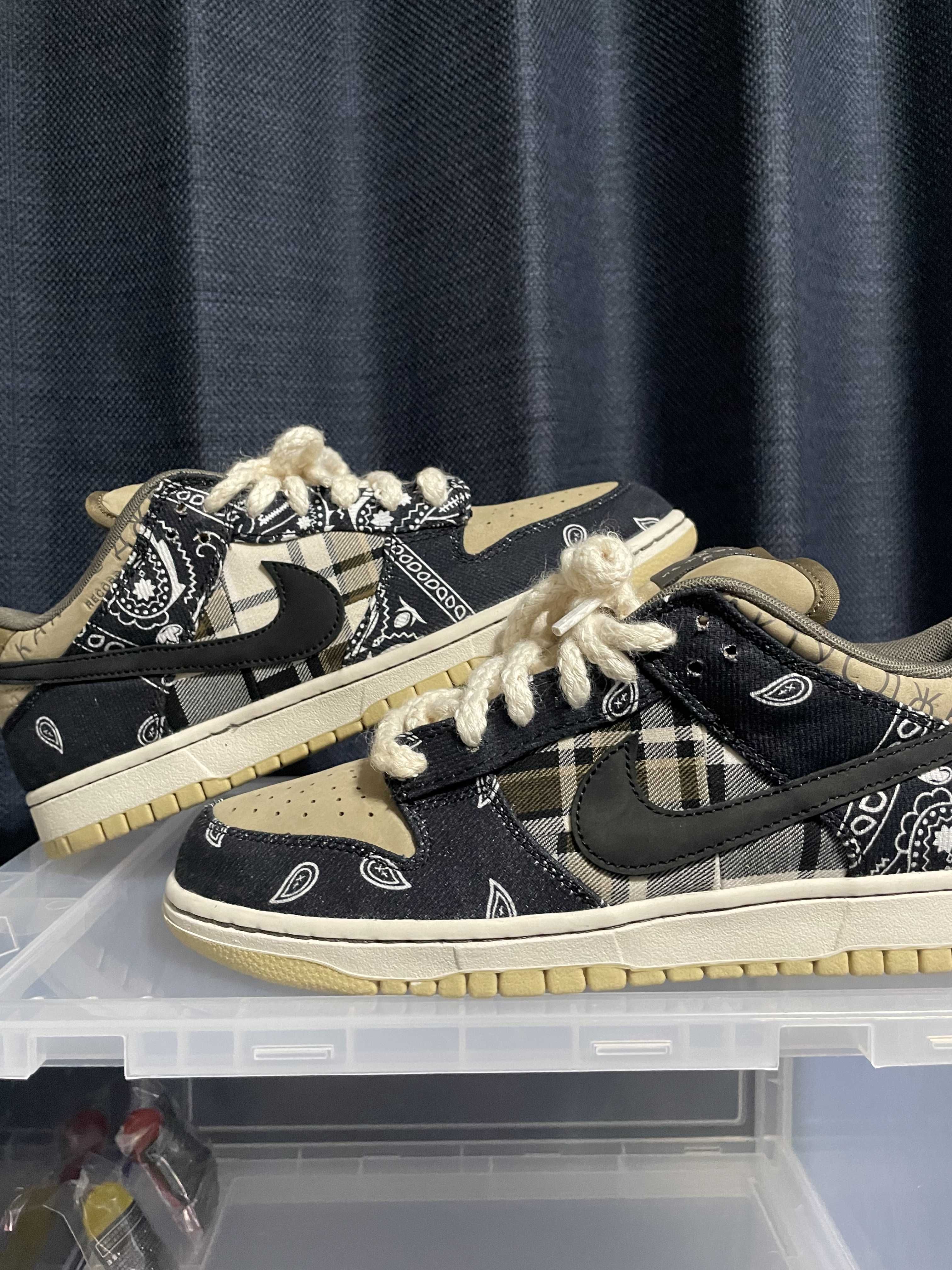 Travis Scott × Nike SB Dunk Low "Black/Parachute Beige"