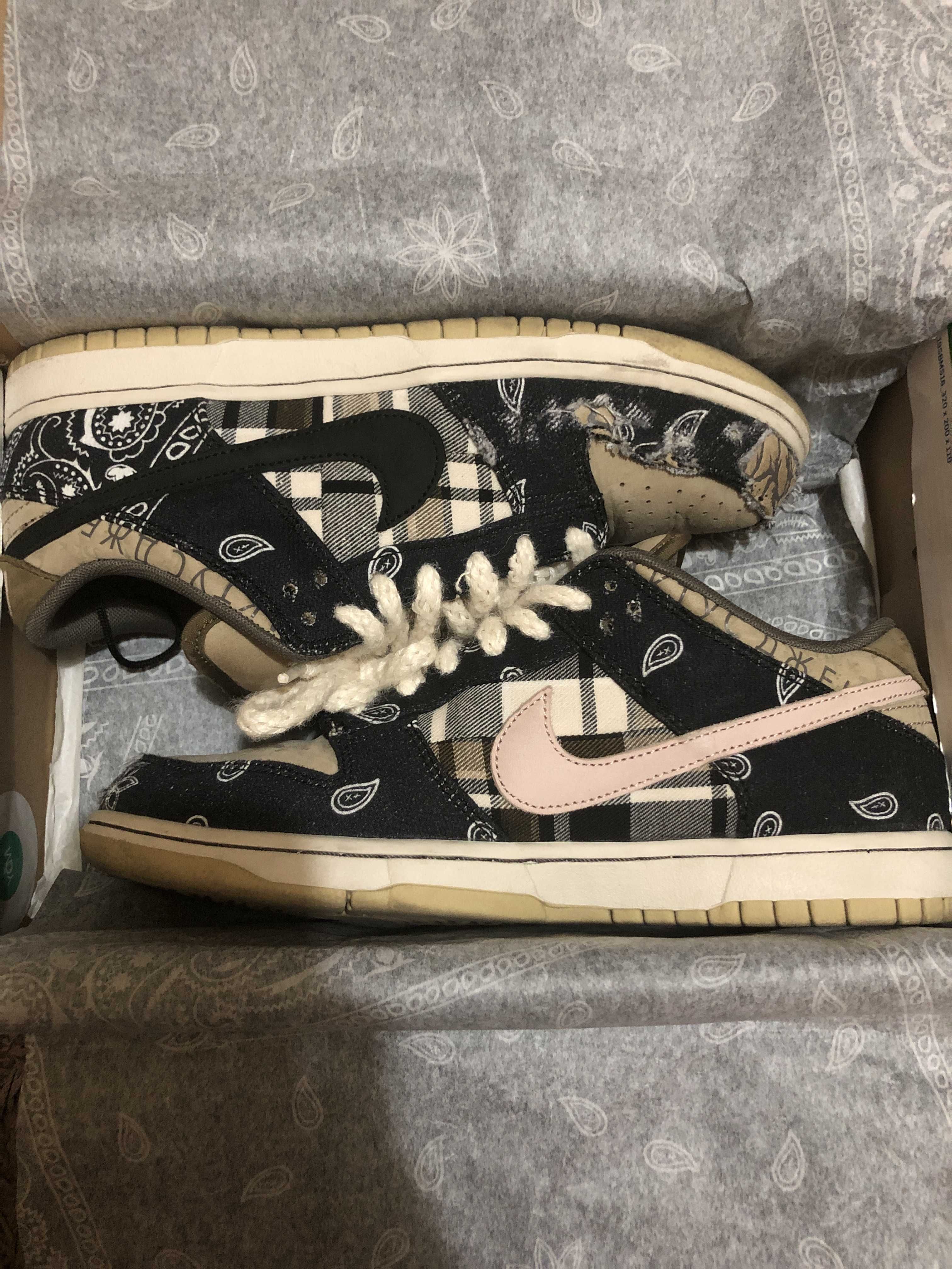 Travis Scott × Nike SB Dunk Low "Black/Parachute Beige"