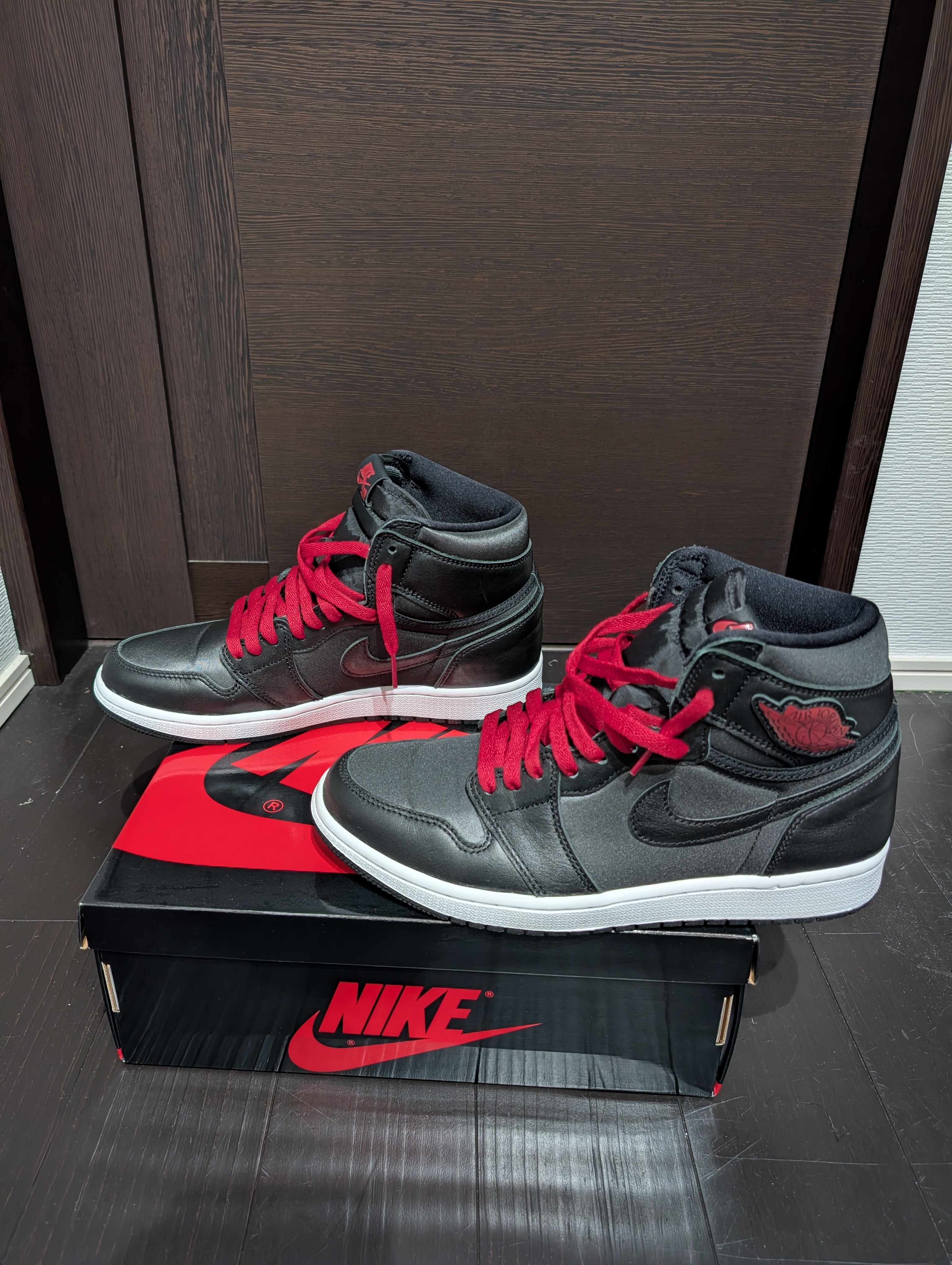 Nike Air Jordan 1 Retro High OG "Black/Metallic Silver/Gym Red"