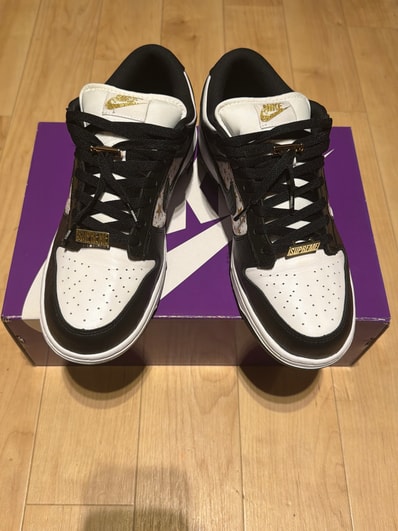 Supreme × Nike SB Dunk Low OG QS Gold Stars "White/Black"