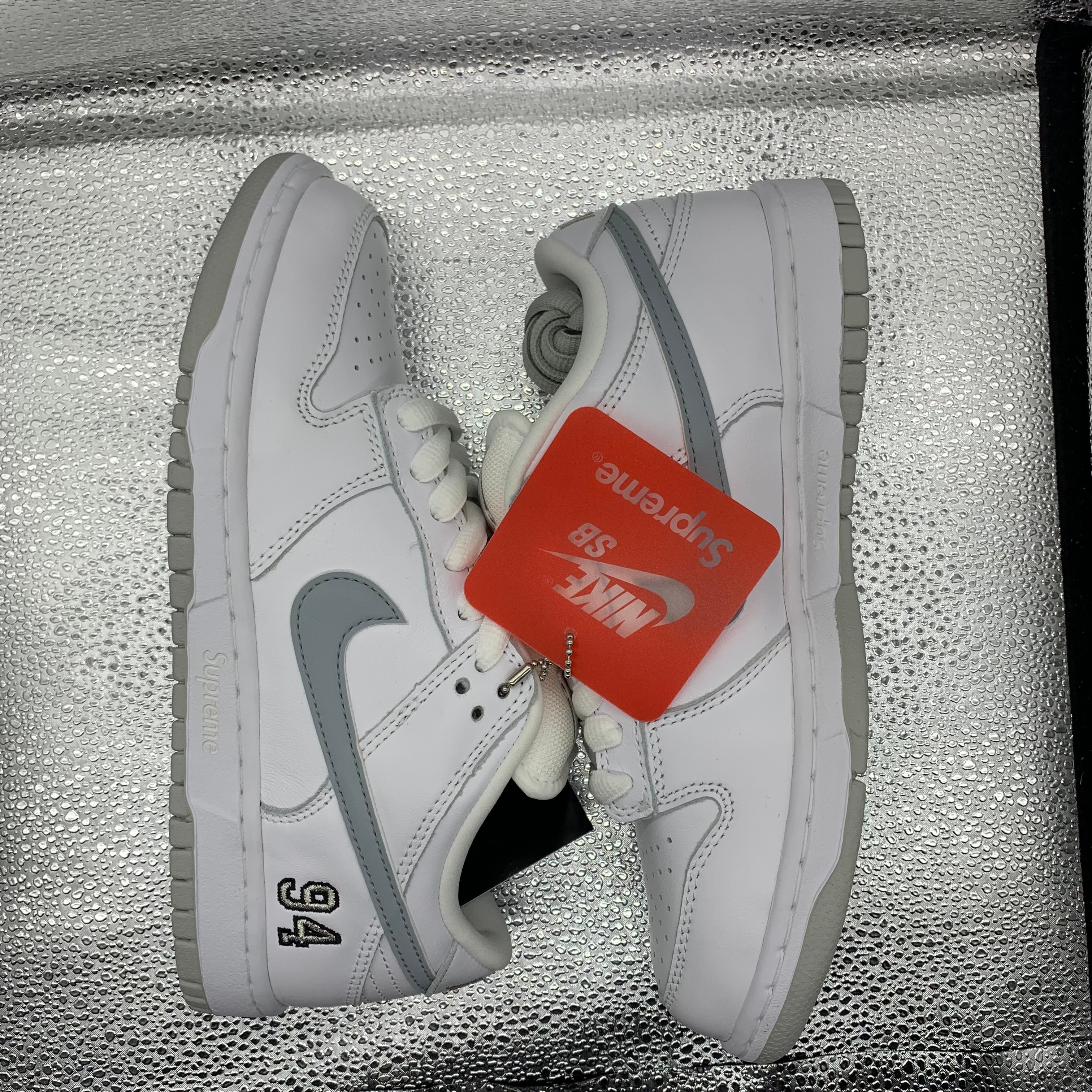 Supreme × Nike SB Dunk Low "White/Metallic Silver" (25FW Week2)