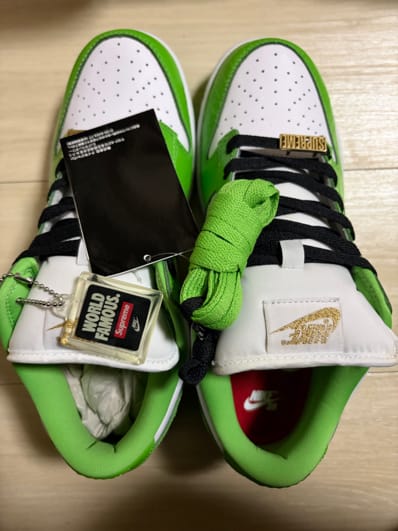 Supreme × Nike SB Dunk Low OG QS Gold Stars "White/Mean Green"