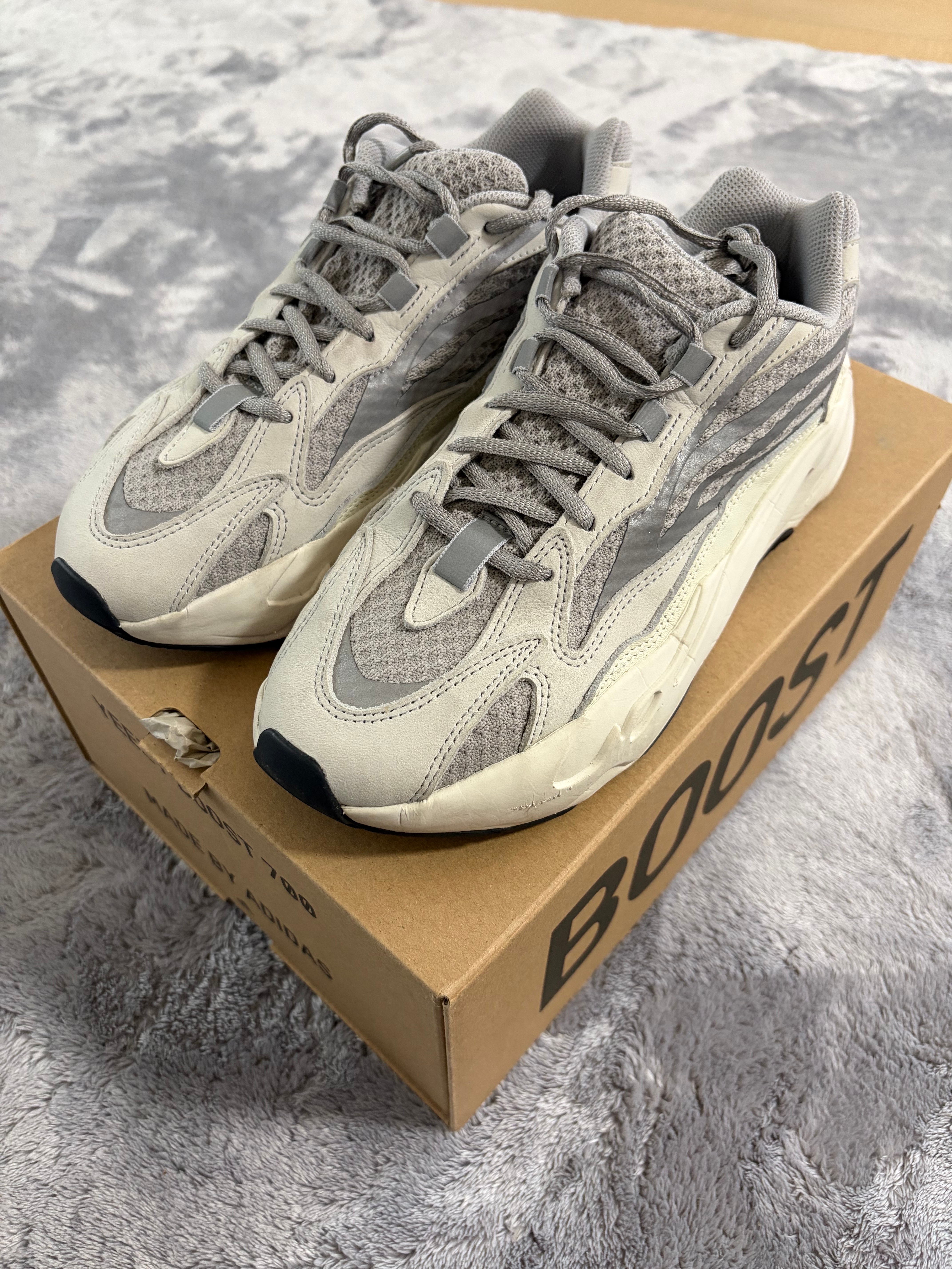 アディダス イージーブースト700V2 "スタティック"