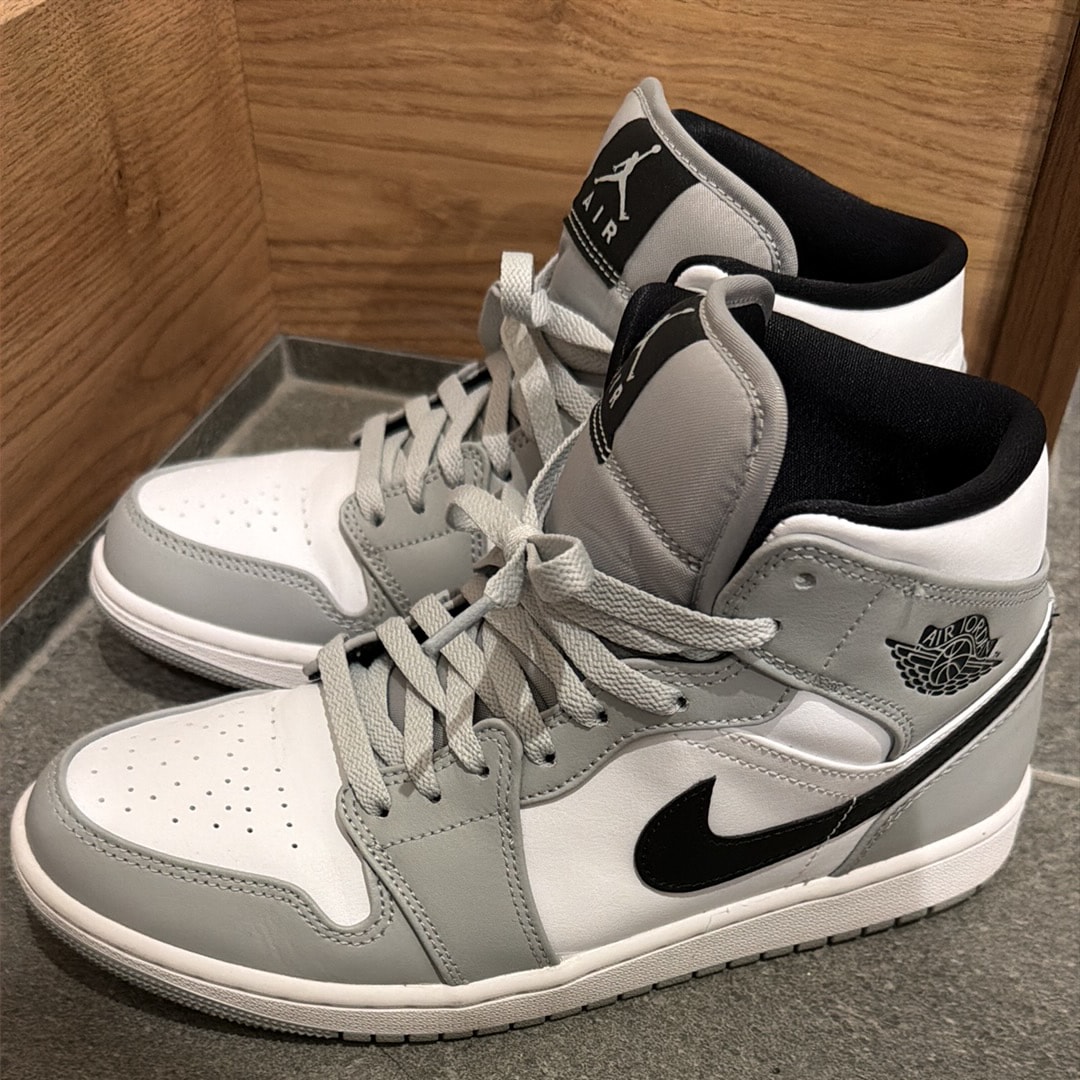 Nike Air Jordan 1 Mid "Light Smoke Grey/White/Black"