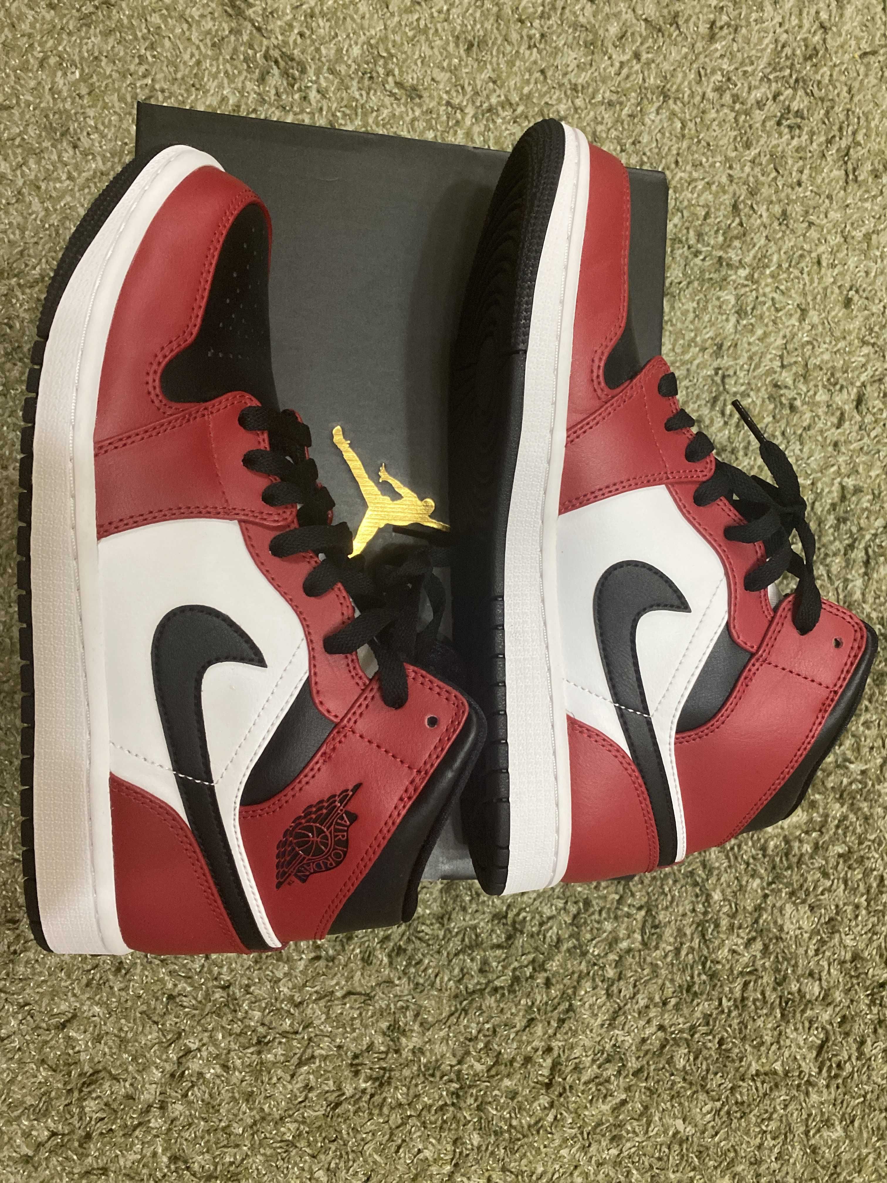 Nike Air Jordan 1 Mid "Chicago Black Toe"