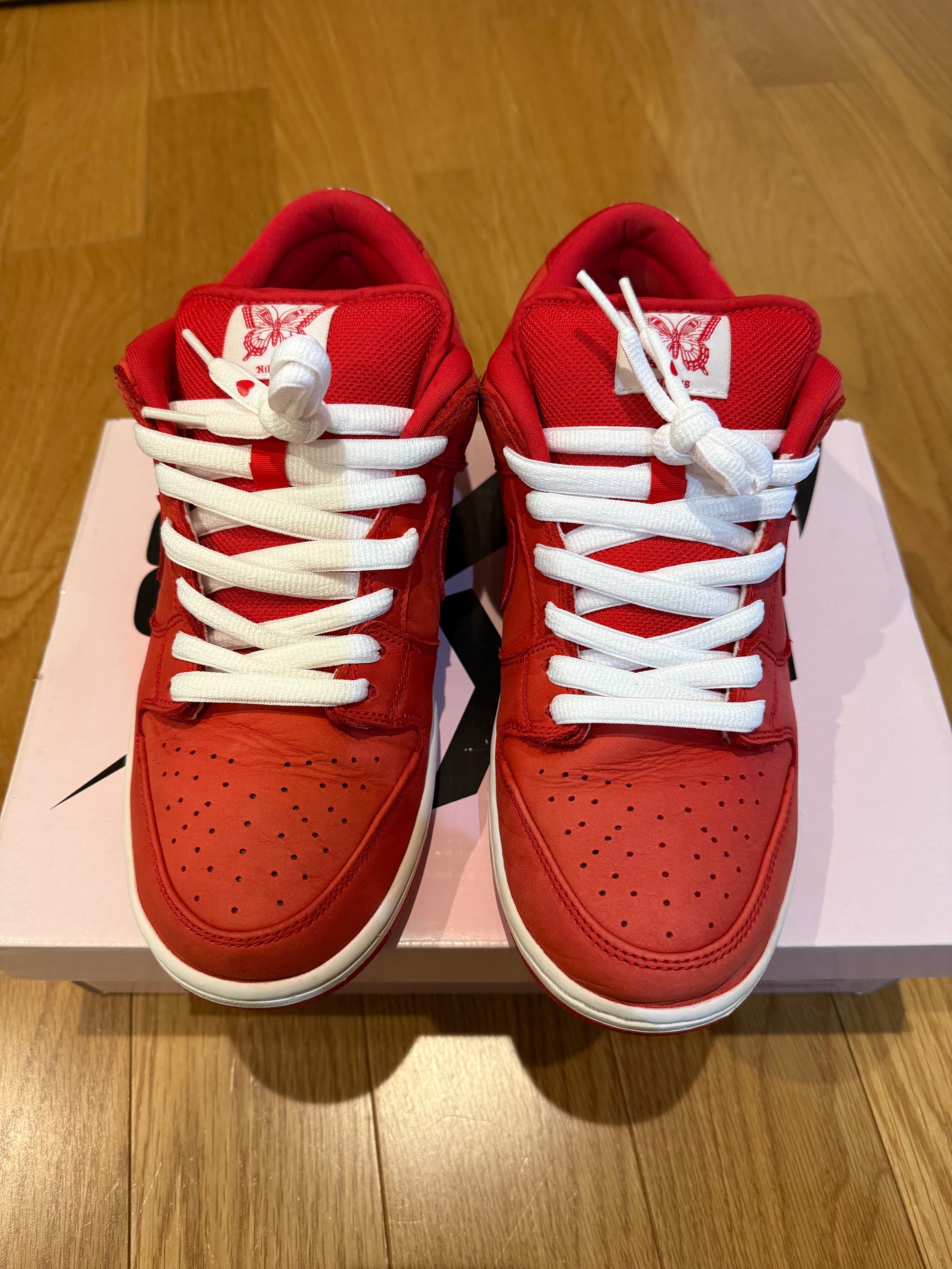 ガールズドントクライ × ナイキ SB ダンク ロー プロ QS "レッド" / ヴェルディ