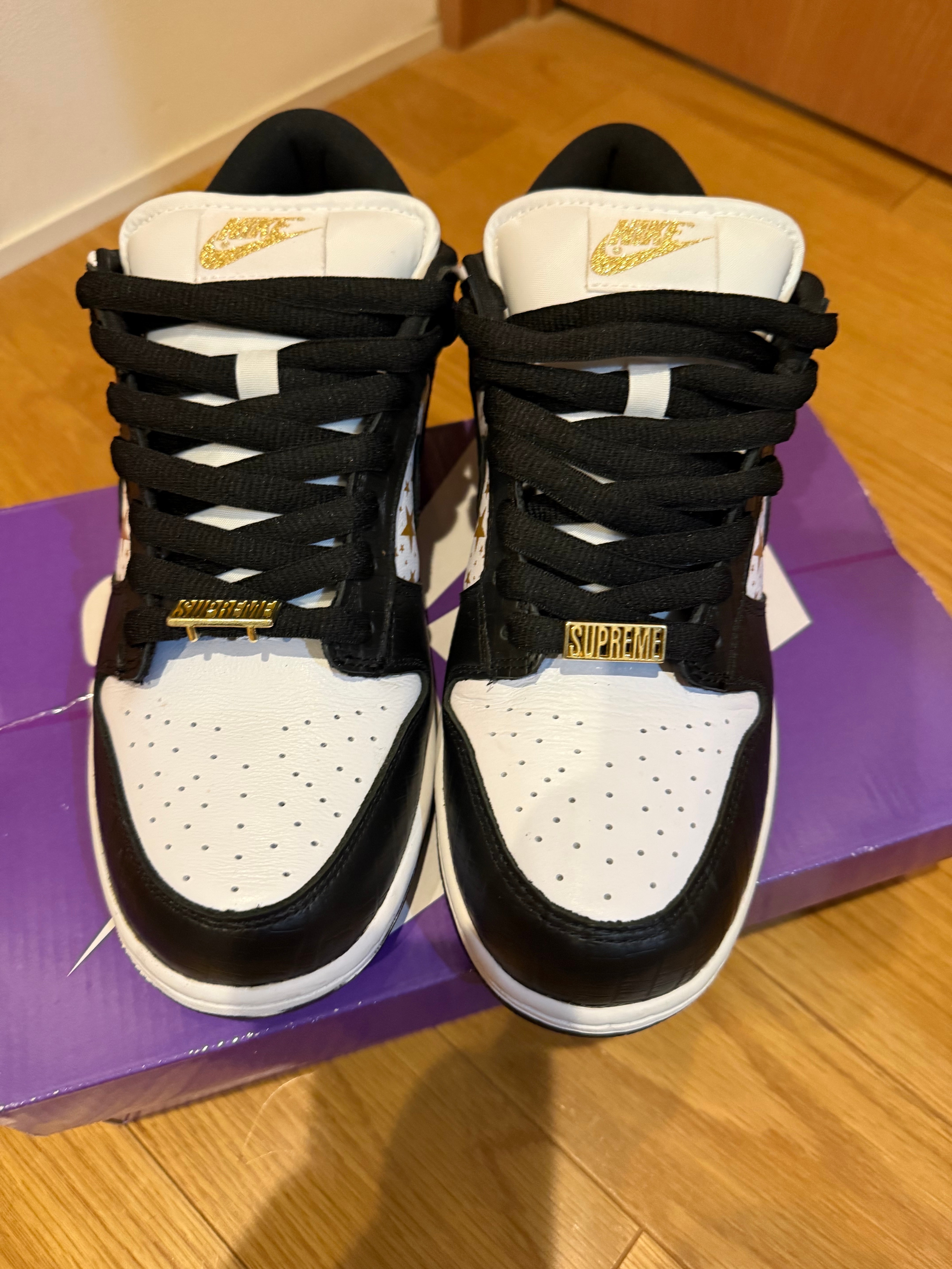 Supreme × Nike SB Dunk Low OG QS Gold Stars "White/Black"