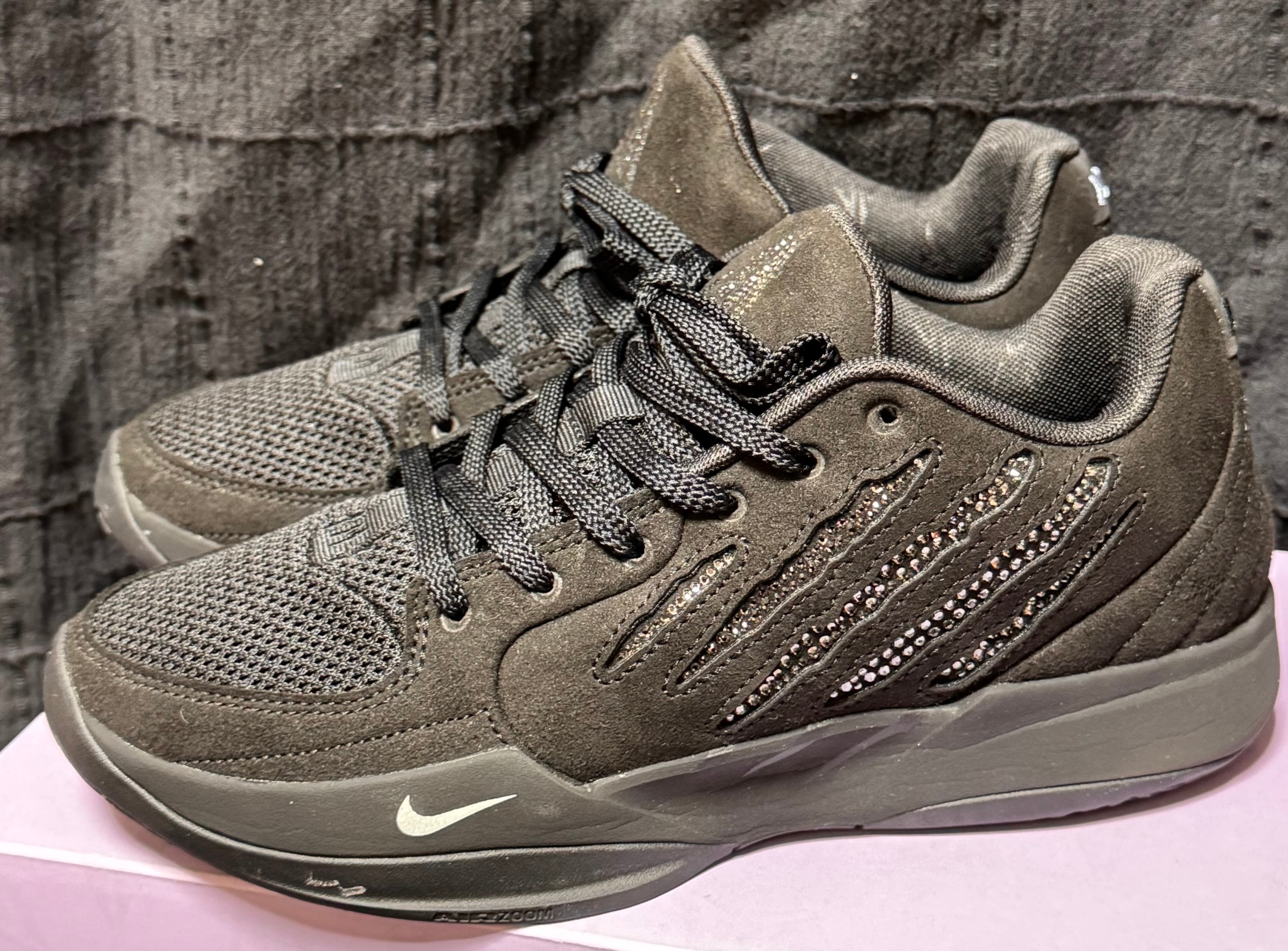 スワロフスキー × ナイキ ジャ2 "スクラッチブラックラベル" (IB3859-001/IB3860-001)