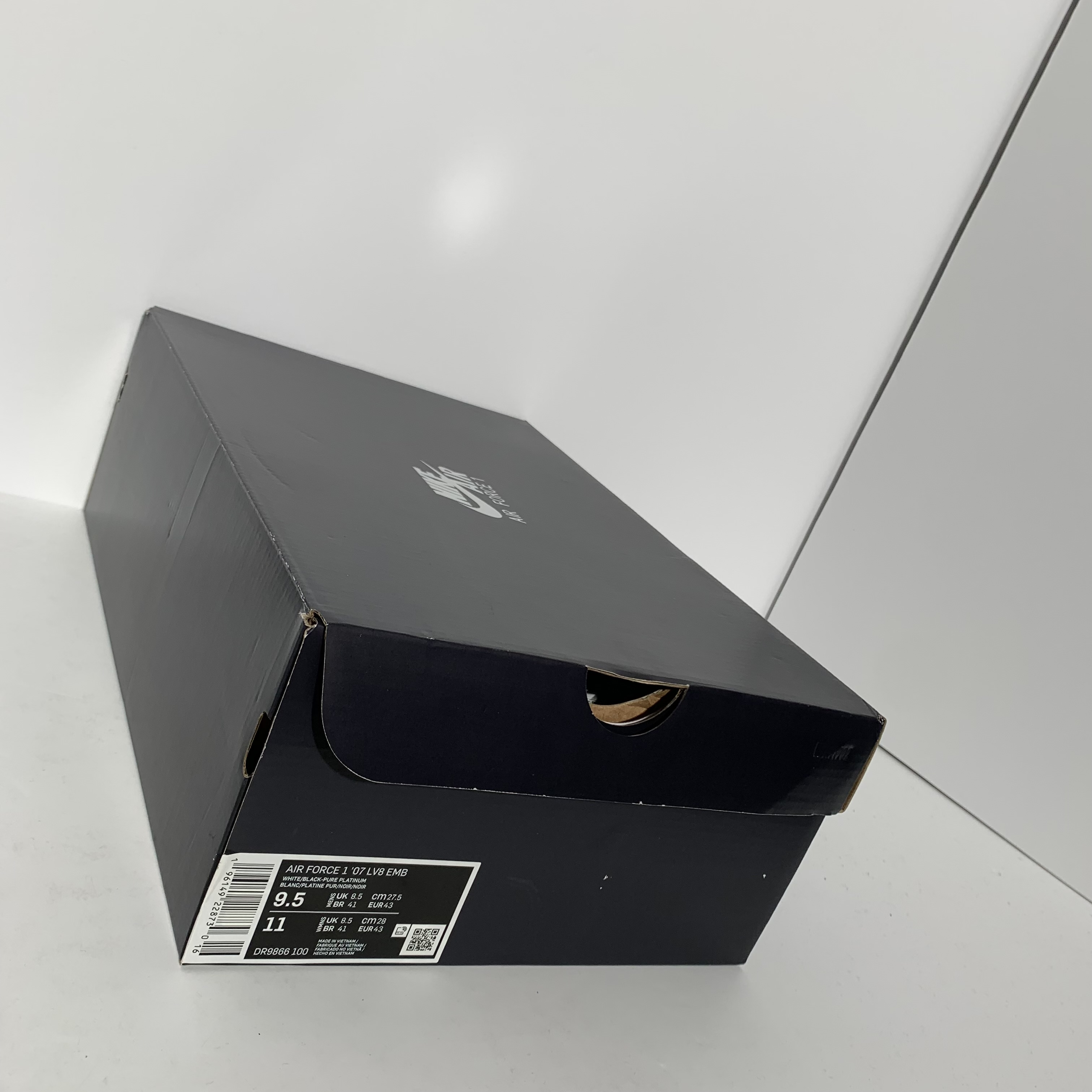 ナイキ エアフォース1 ロー '07 LV8 "ワールド チャンプ/ホワイト アンド ブラック"