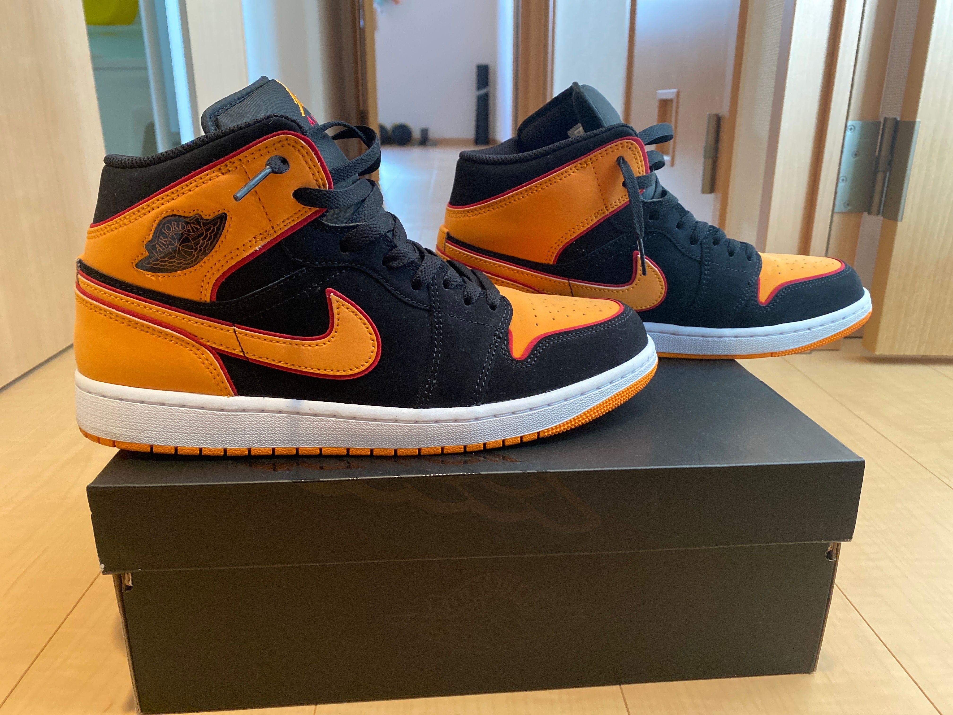 Nike Air Jordan 1 Mid SE "Vivid Orange"